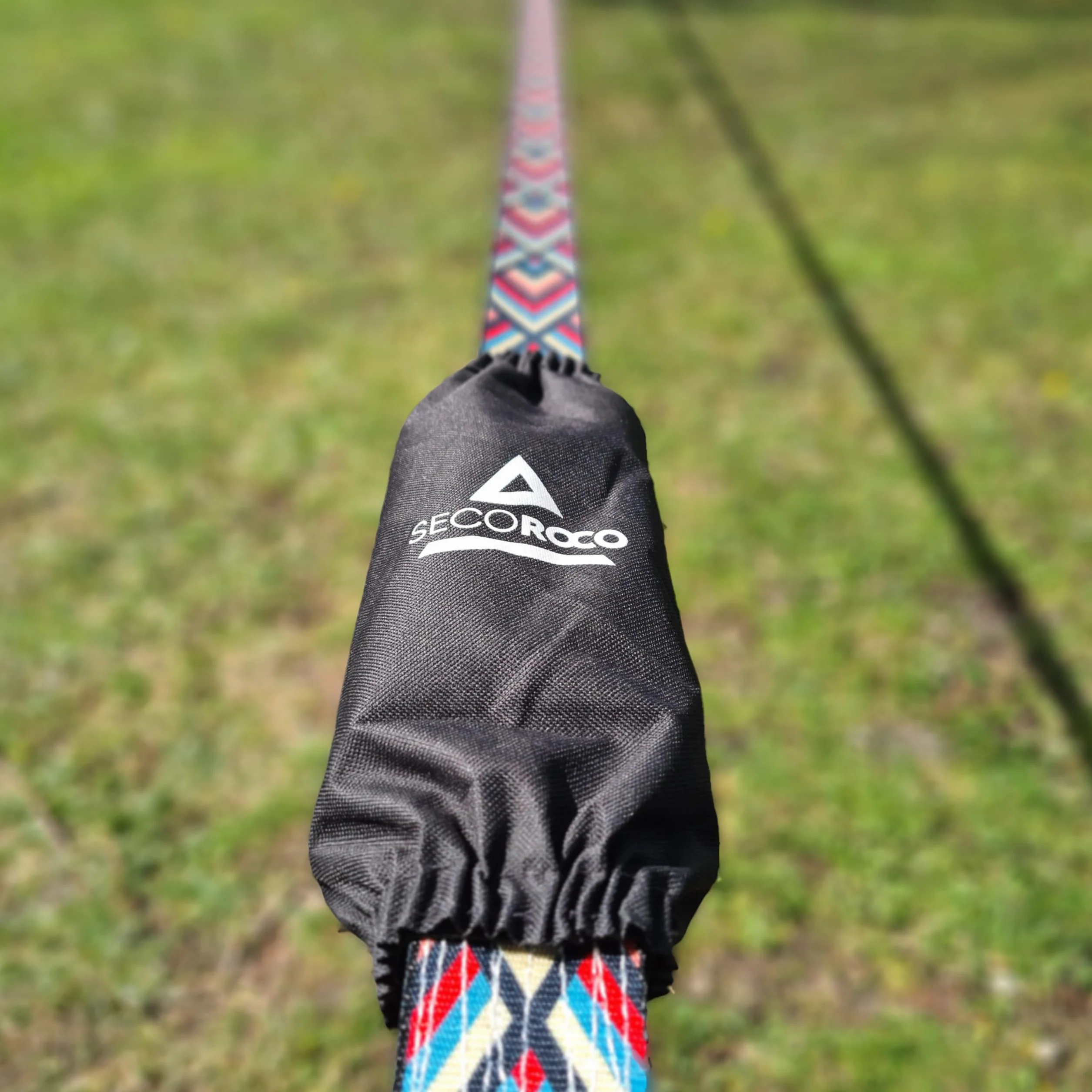 Juego de Slackline - de 15, 25 o 35 m de longitud y 5 cm de ancho, diseño único «Striving», incluye bolsa de transporte moderna / bolsa de entrenamiento y protección para árboles y carraca de Secoroco