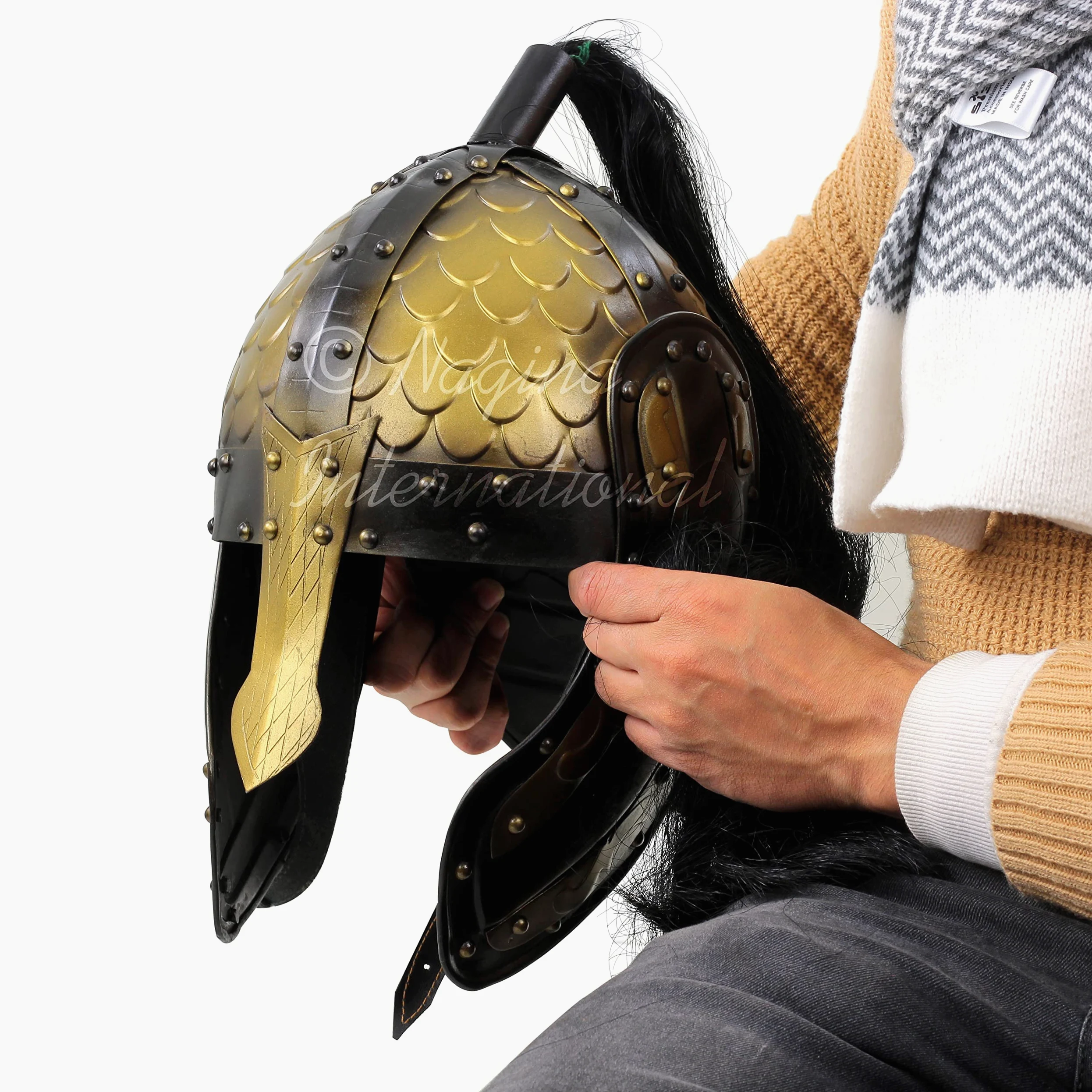 Casco nasal medieval | Superficie en relieve con aletas con acabado negro antiguo y bronce y correas de barbilla. Pelo negro y base de soporte de madera
