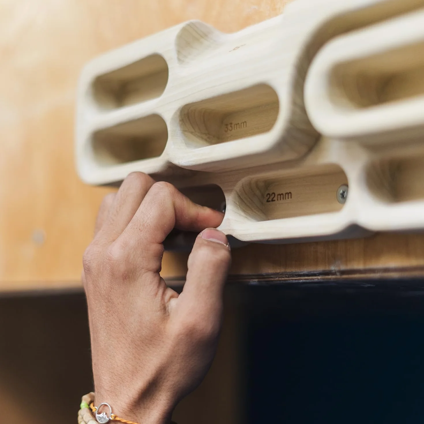 YY Vertical – Verticalboard First – Multipresa de Madera Grande y evolutiva para Escalada – Hangboard Completo para progresión, Fuerza de Dedos y dominadas