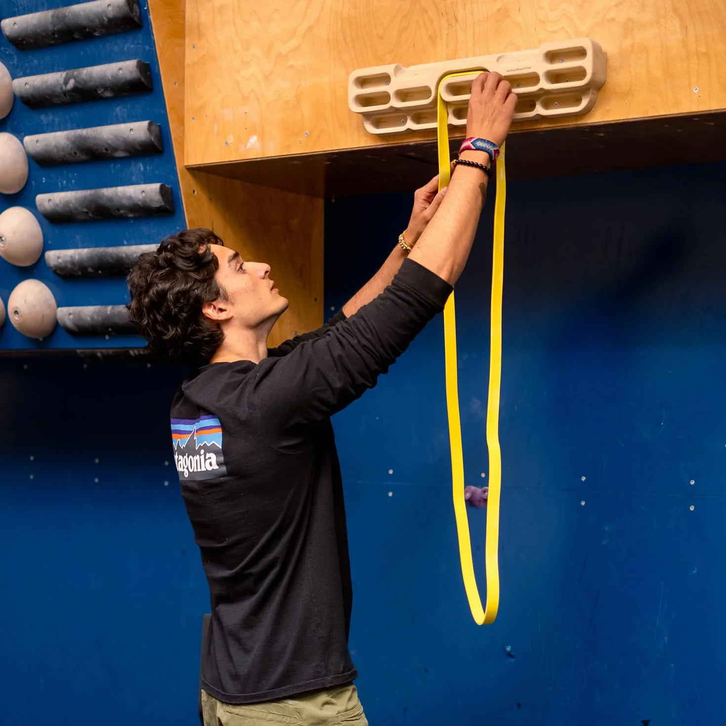 YY Vertical – Verticalboard First – Multipresa de Madera Grande y evolutiva para Escalada – Hangboard Completo para progresión, Fuerza de Dedos y dominadas