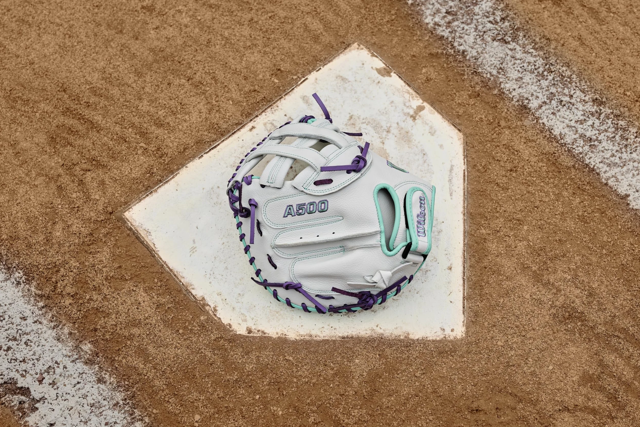 Wilson Manopla para receptores de sóftbol de lanzamiento rápido A500 de 32 pulgadas, para lanzar a la derecha, blanco/espuma de mar/morado