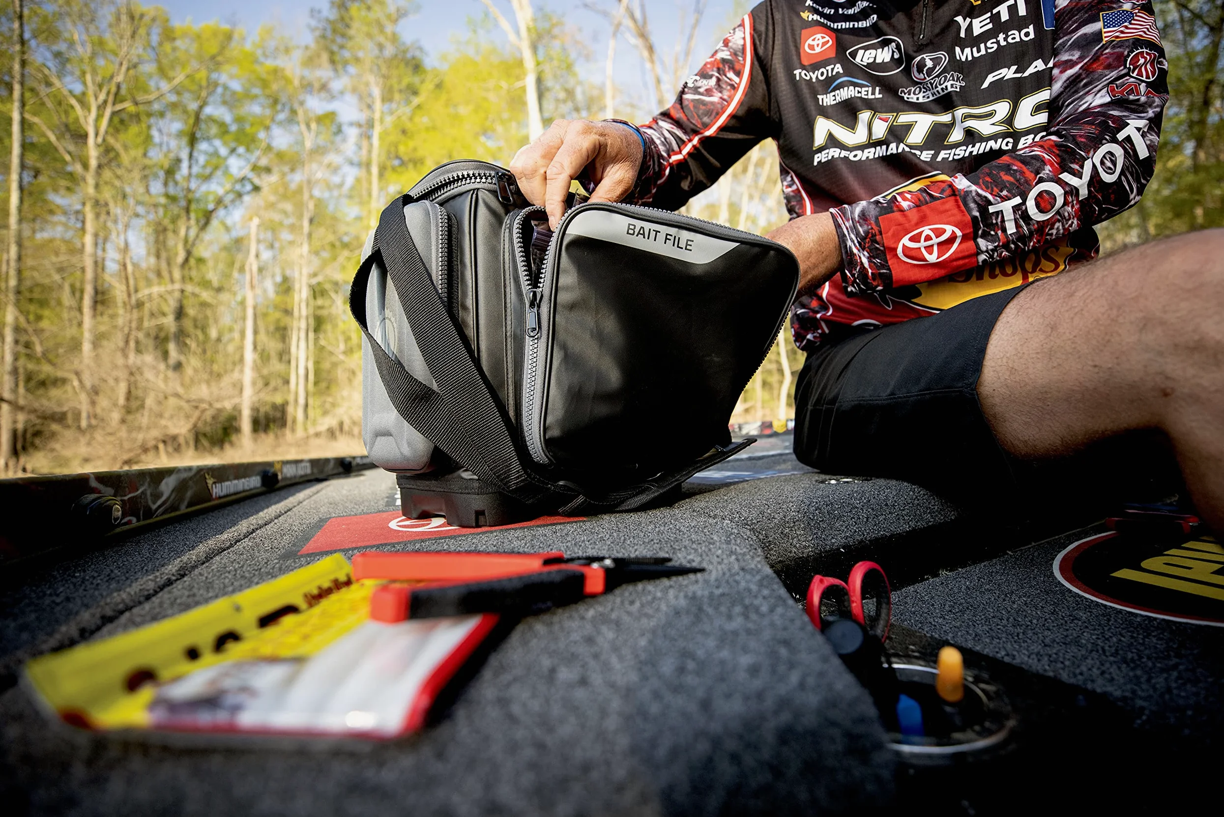 Plano KVD 3600 Signature Series - Bolsa de Aparejos de la Serie Signature, Color Negro con Costuras Rojas, Incluye 3 Cajas de Utilidad para Guardar, Almacenamiento de Pesca Personalizable, Tela