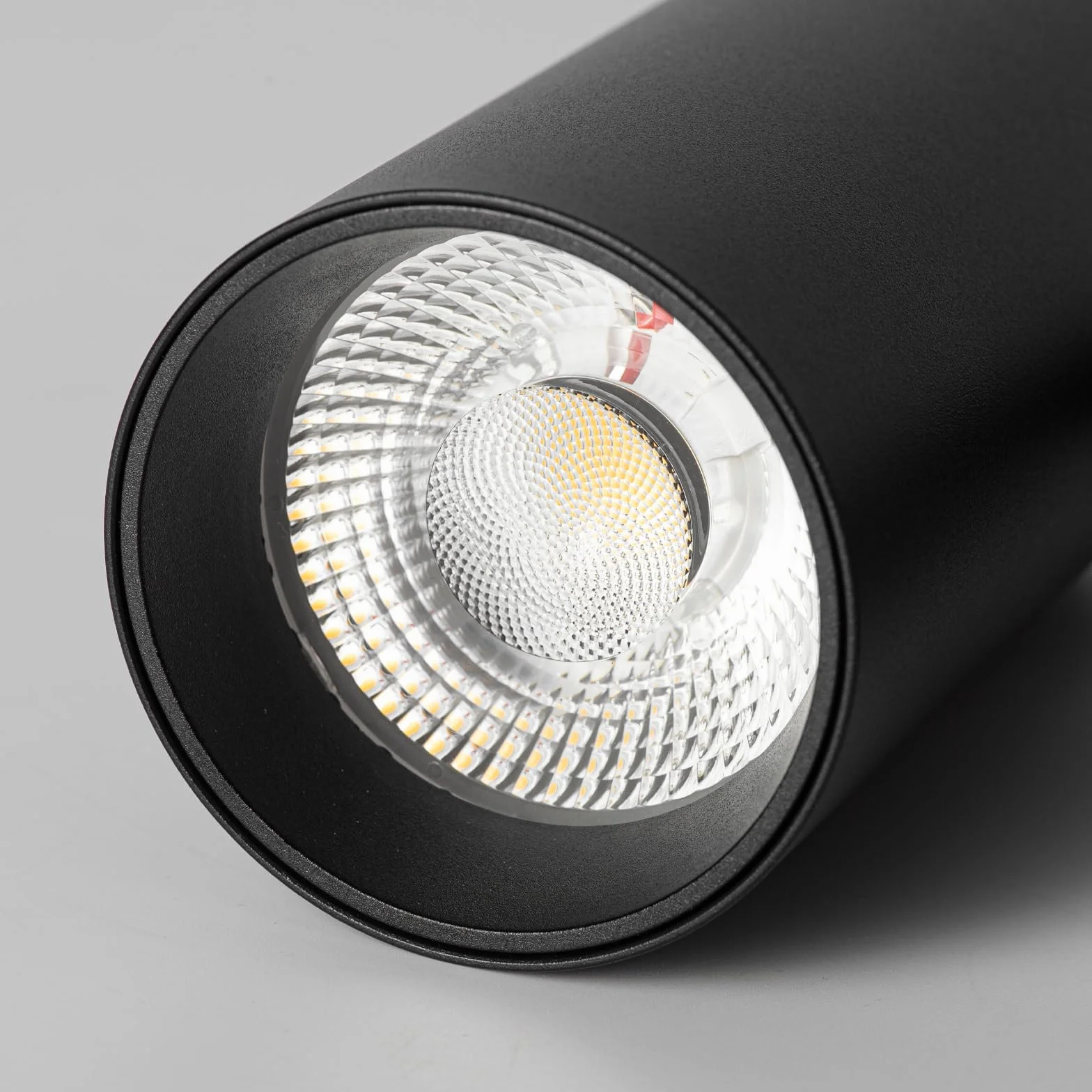 Alpinaluz Foco LED carril monofásico 20W CCT seleccionable 2700K-4000K-6000K CRI90 2000lm apertura 40º cabezal orientable IP20