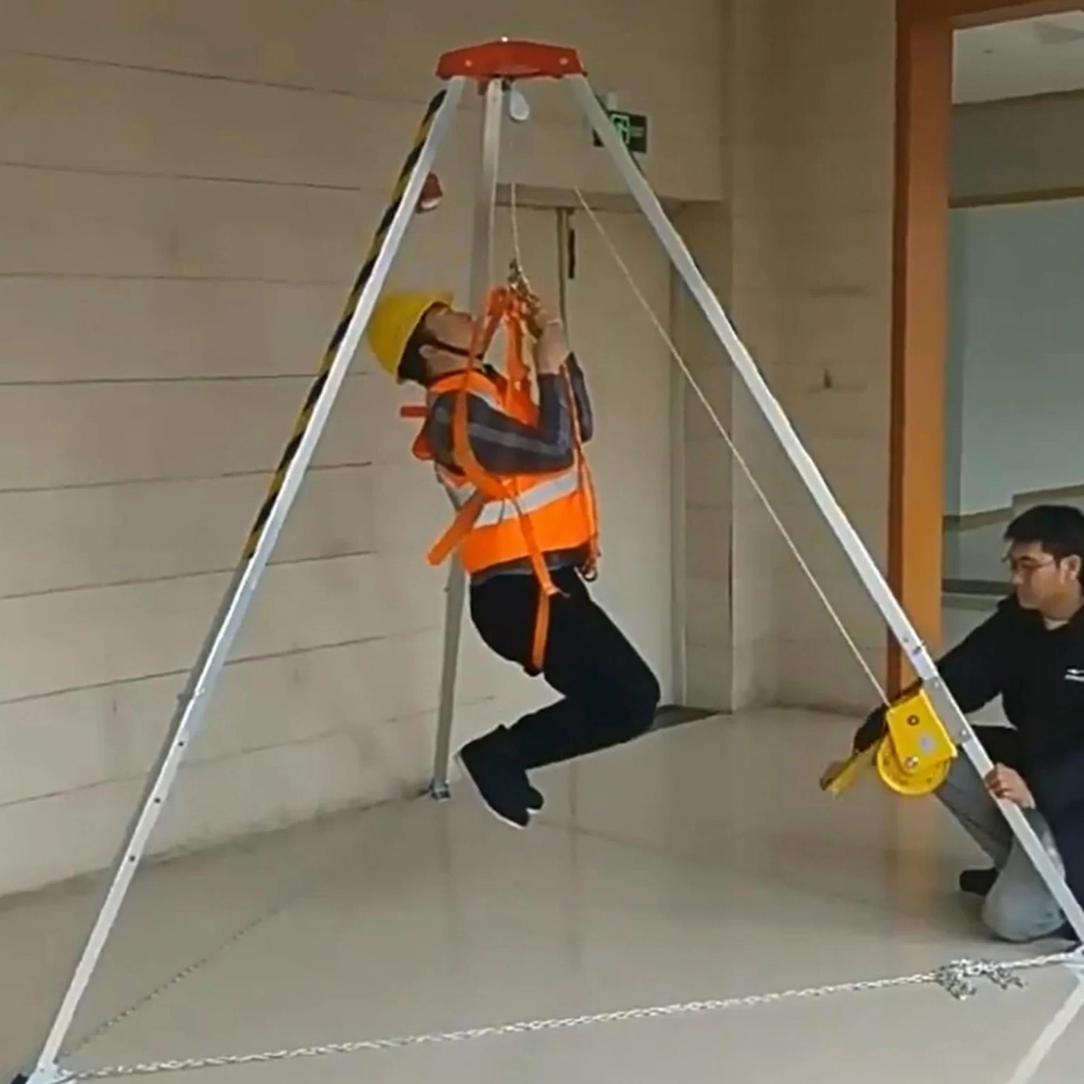 Kit portátil de protección contra caídas para espacios reducidos, trípode y sistema de polea de cabrestante para operaciones de rescate, trabajo aéreo y pozos profundos, incluye equipo de emergencia