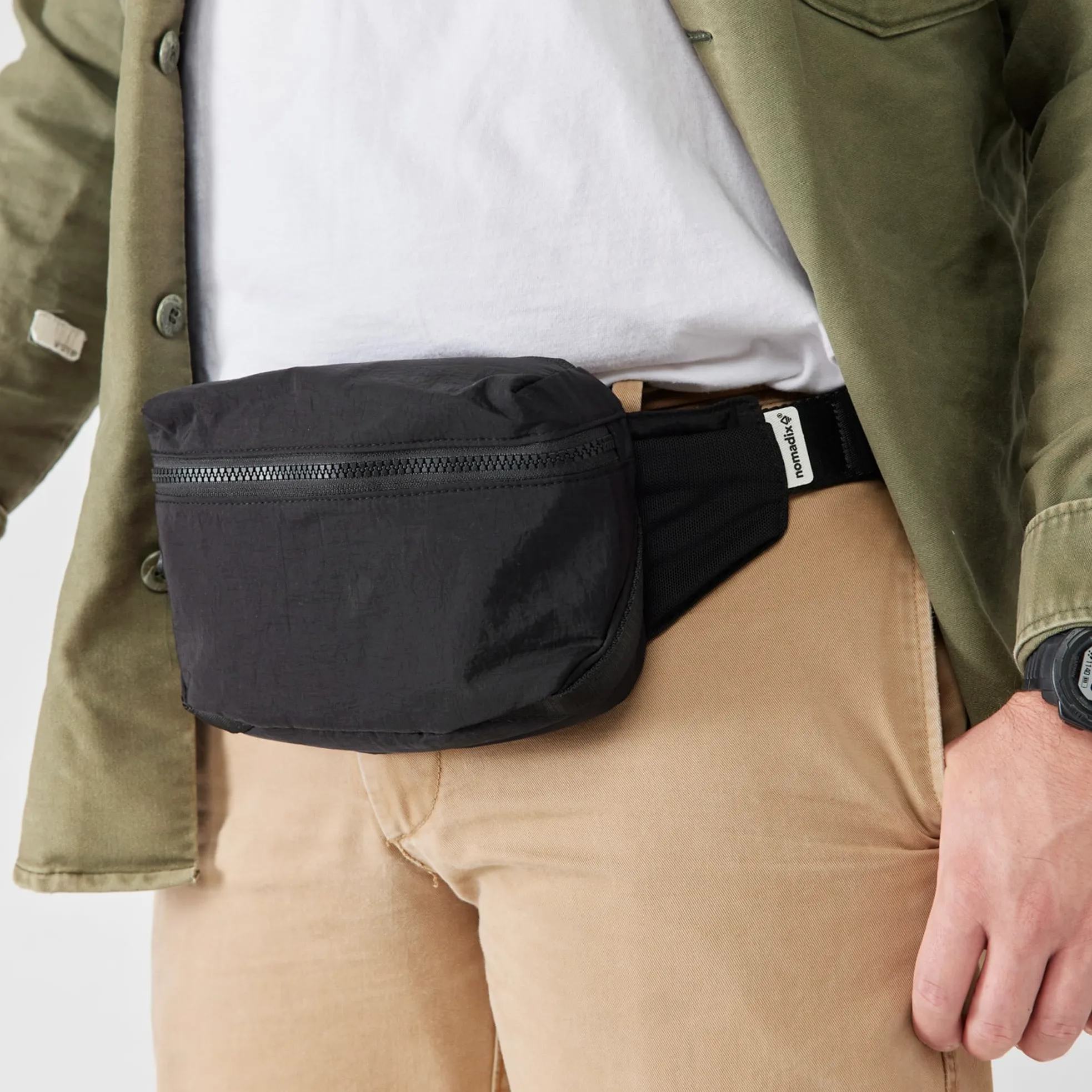 Nomadix Fanny Pack Raven Black - Bolsa cruzada ligera y resistente al agua para senderismo, festivales y viajes, nailon reciclado ecológico con clip para llaves, bolsillos dobles y almacenamiento