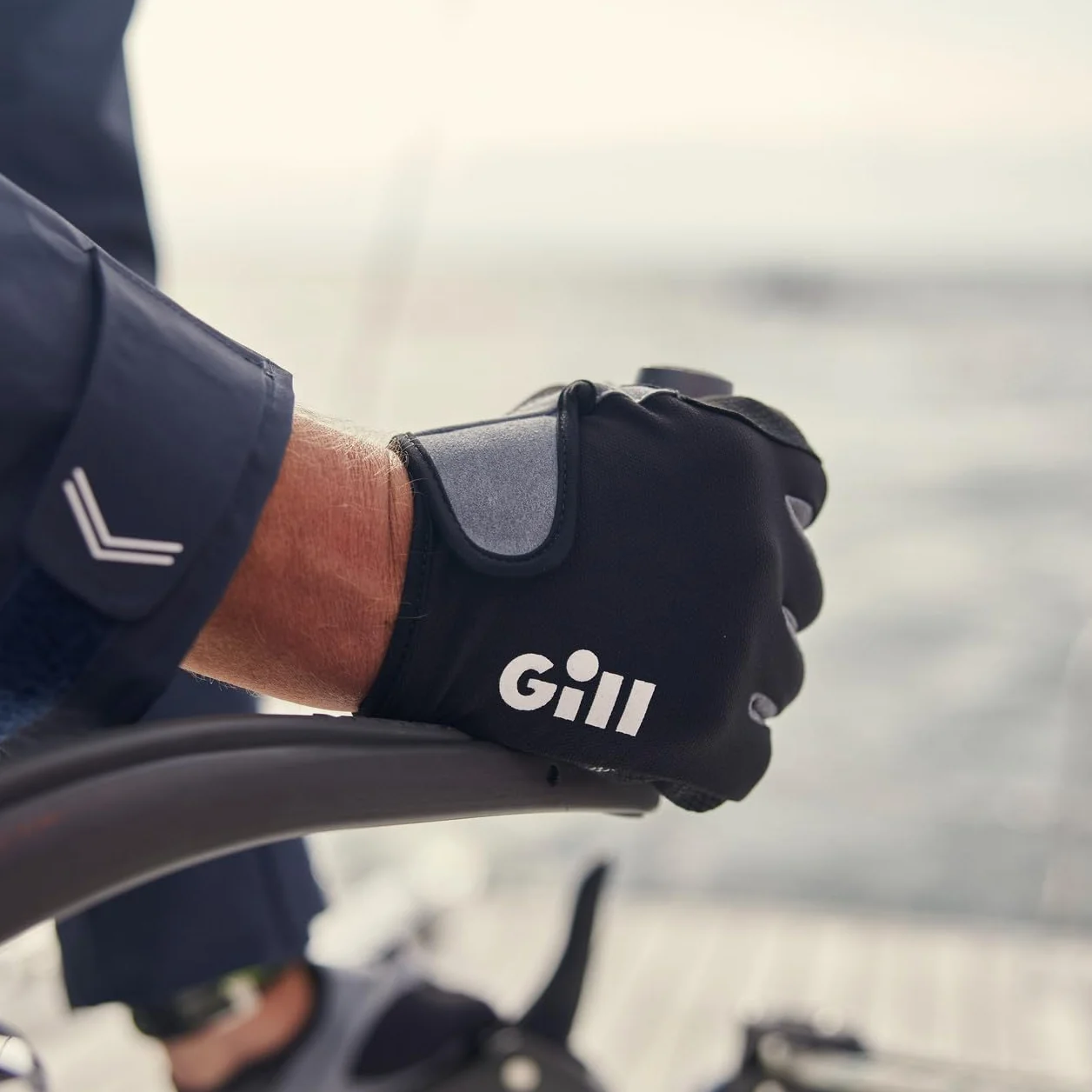 Gill Guantes de Vela para Marineros de Cubierta - Dedo Largo con índice y Pulgar Expuestos - Protección Solar UV 50+ y Repelente al Agua para Unisex Adultos Negro XL