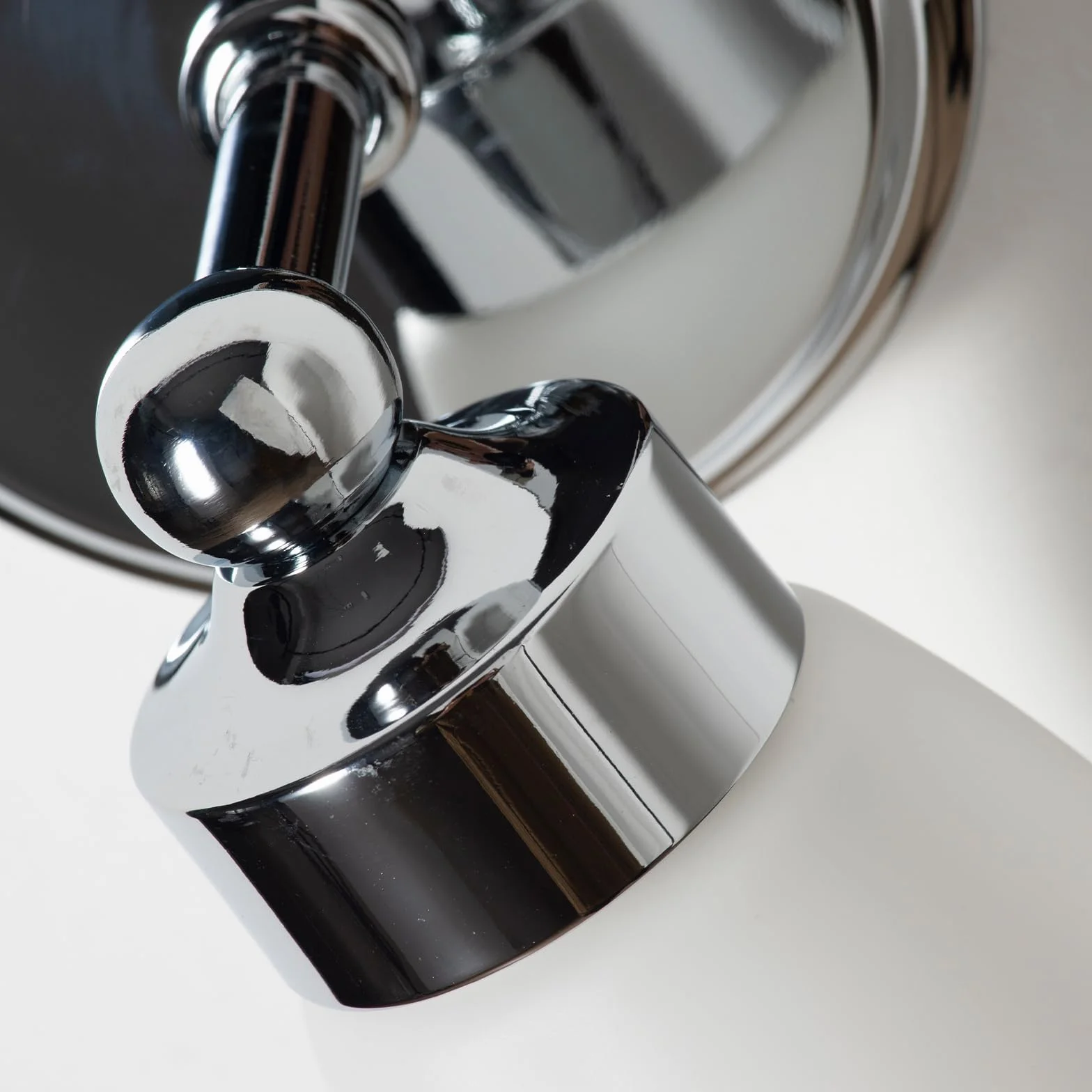 Alpinaluz Aplique de pared baño E14 base metálica cromada pantalla cristal blanca mate IP44