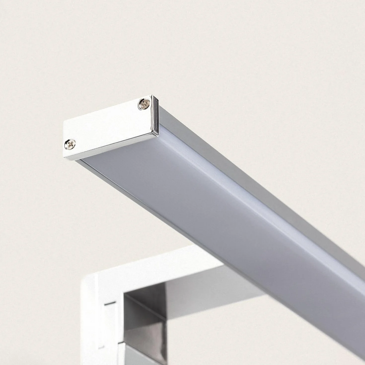 LEDKIA LIGHTING Aplique Espejo Baño 6W Plata Kendari 2700K Blanco Cálido