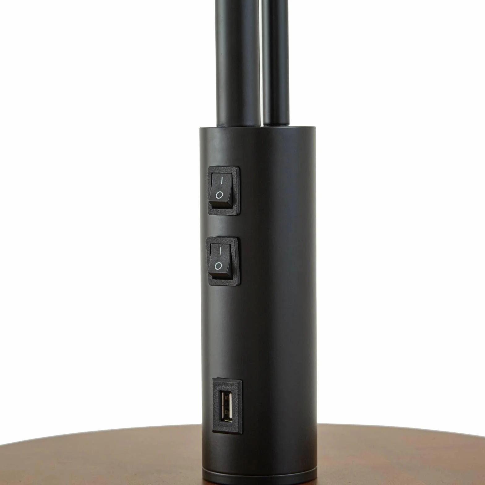 Lindby Lámpara de pie Aovan con estación carga USB Negro Metal Salón Comedor 1 llama E27