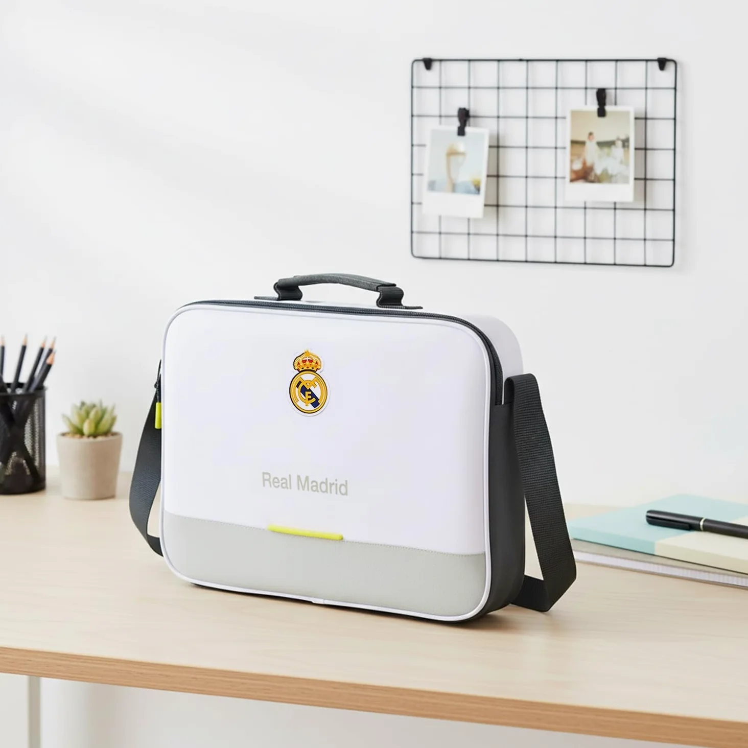 Cartera extraescolares Real Madrid equipación 25/26 para libros y material – Cartera extraescolares Real Madrid con asa para actividades y colegio