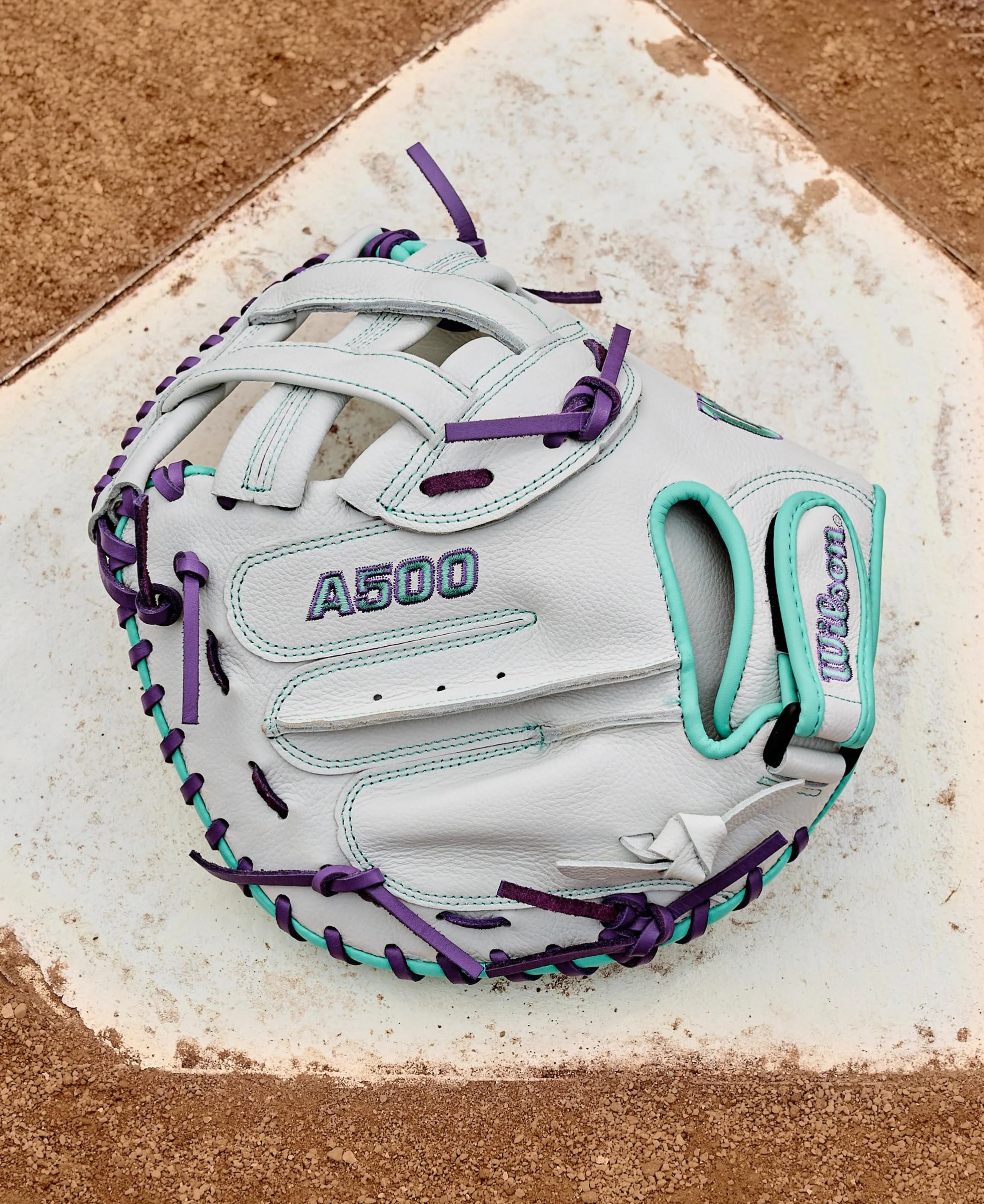 Wilson Manopla para receptores de sóftbol de lanzamiento rápido A500 de 32 pulgadas, para lanzar a la derecha, blanco/espuma de mar/morado