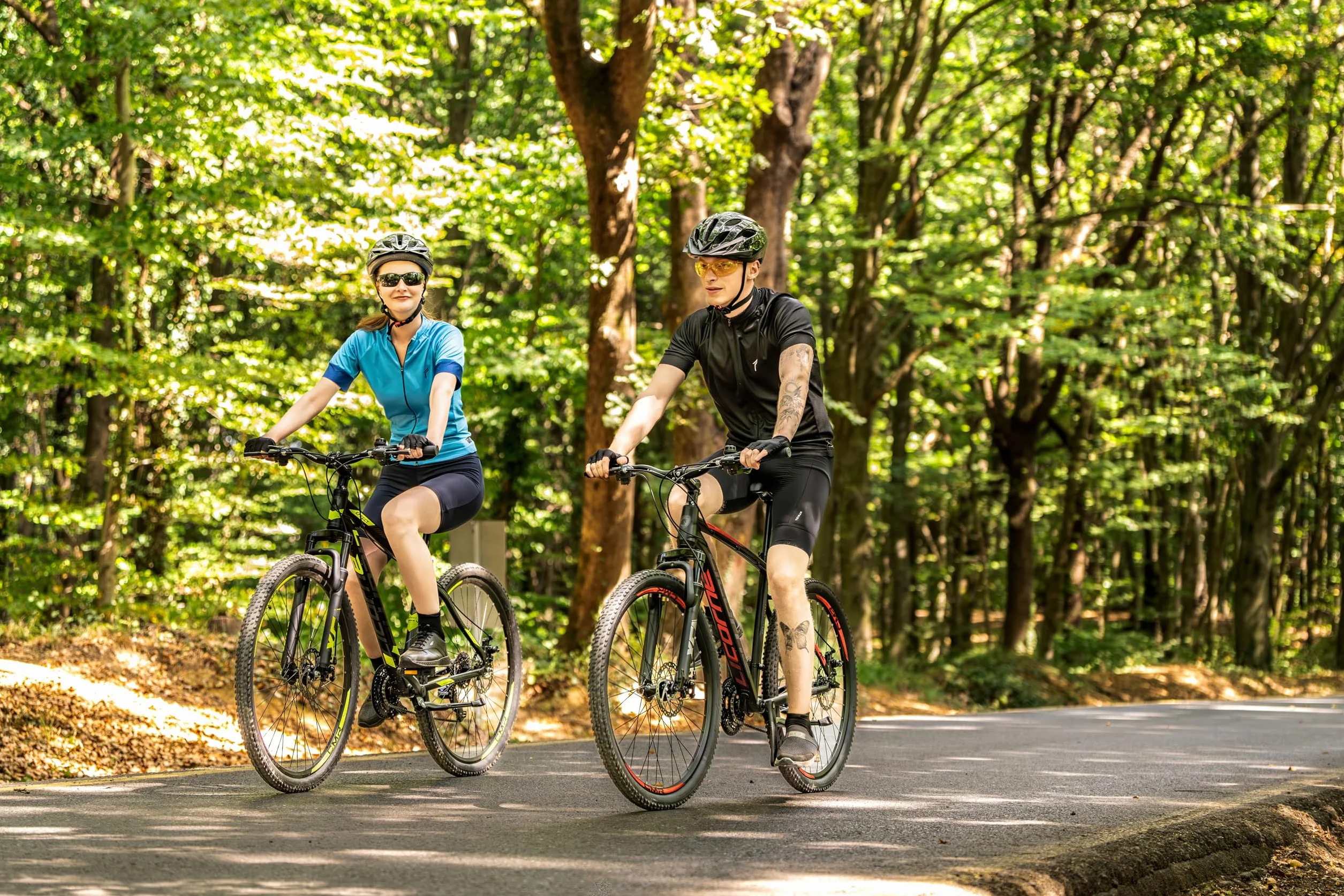 Licorne Bike Effect Premium - Bicicleta de montaña de 29 Pulgadas - para niños, niñas, Hombres y Mujeres - Cambio de 21 velocidades - para Hombre - Negro/Blanco (2 x Frenos de Disco)