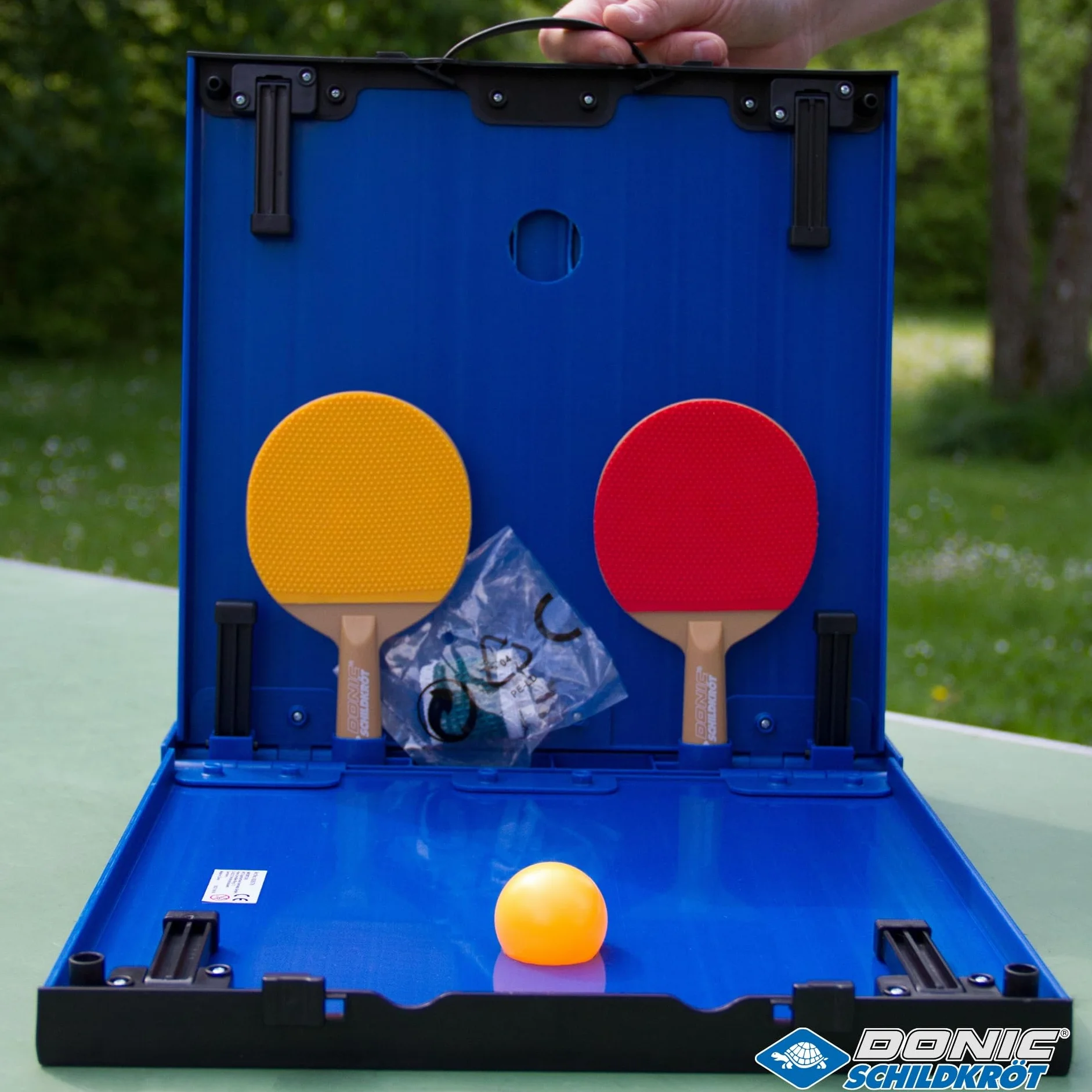 Donic-Schildkröt 838576 - Juego Completo de Mesa de Ping Pong (2 Palas y 1 Pelota, Plegable, tamaño maletín, 68 x 33 x 9 cm), Color Azul