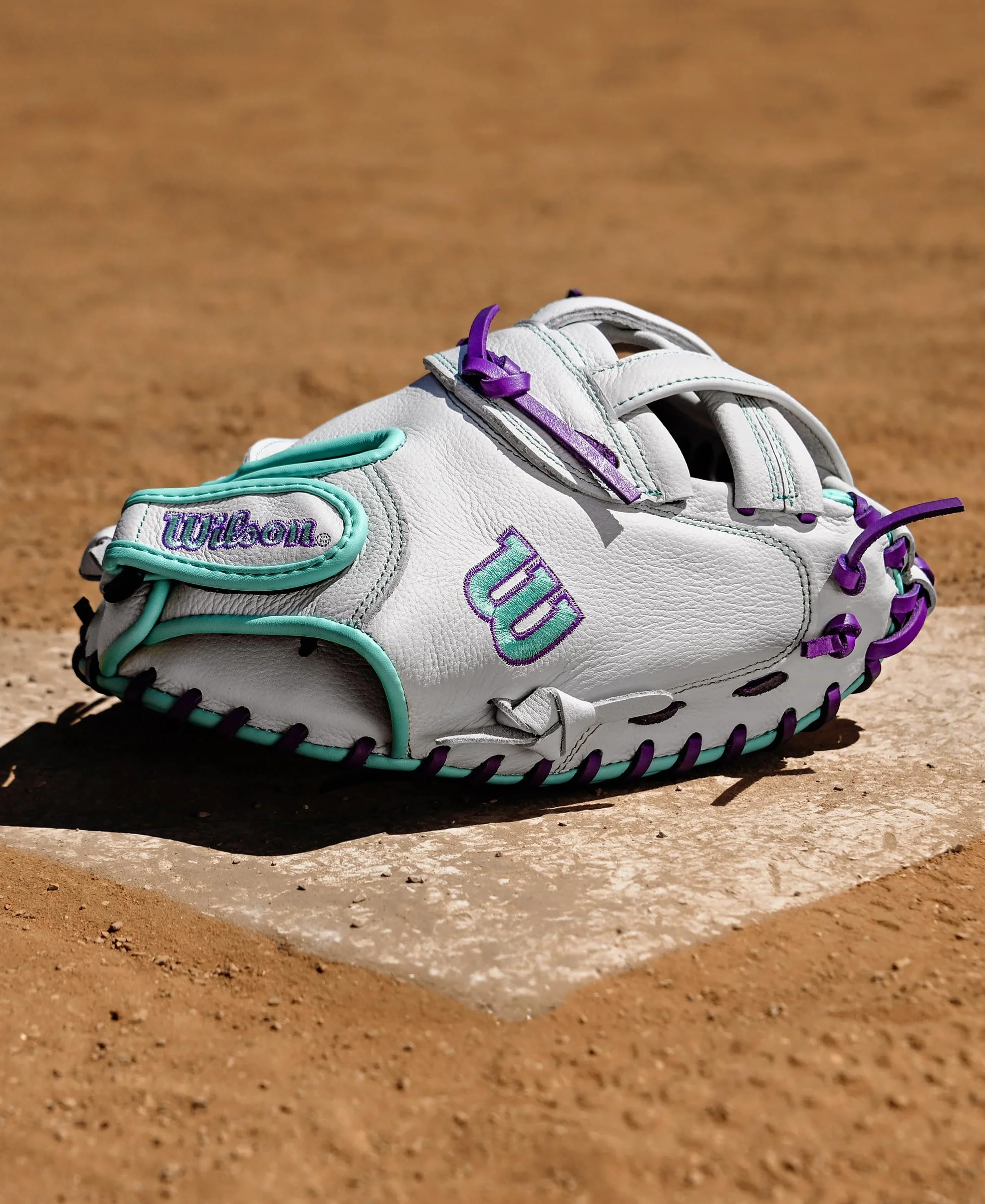 Wilson Manopla para receptores de sóftbol de lanzamiento rápido A500 de 32 pulgadas, para lanzar a la derecha, blanco/espuma de mar/morado