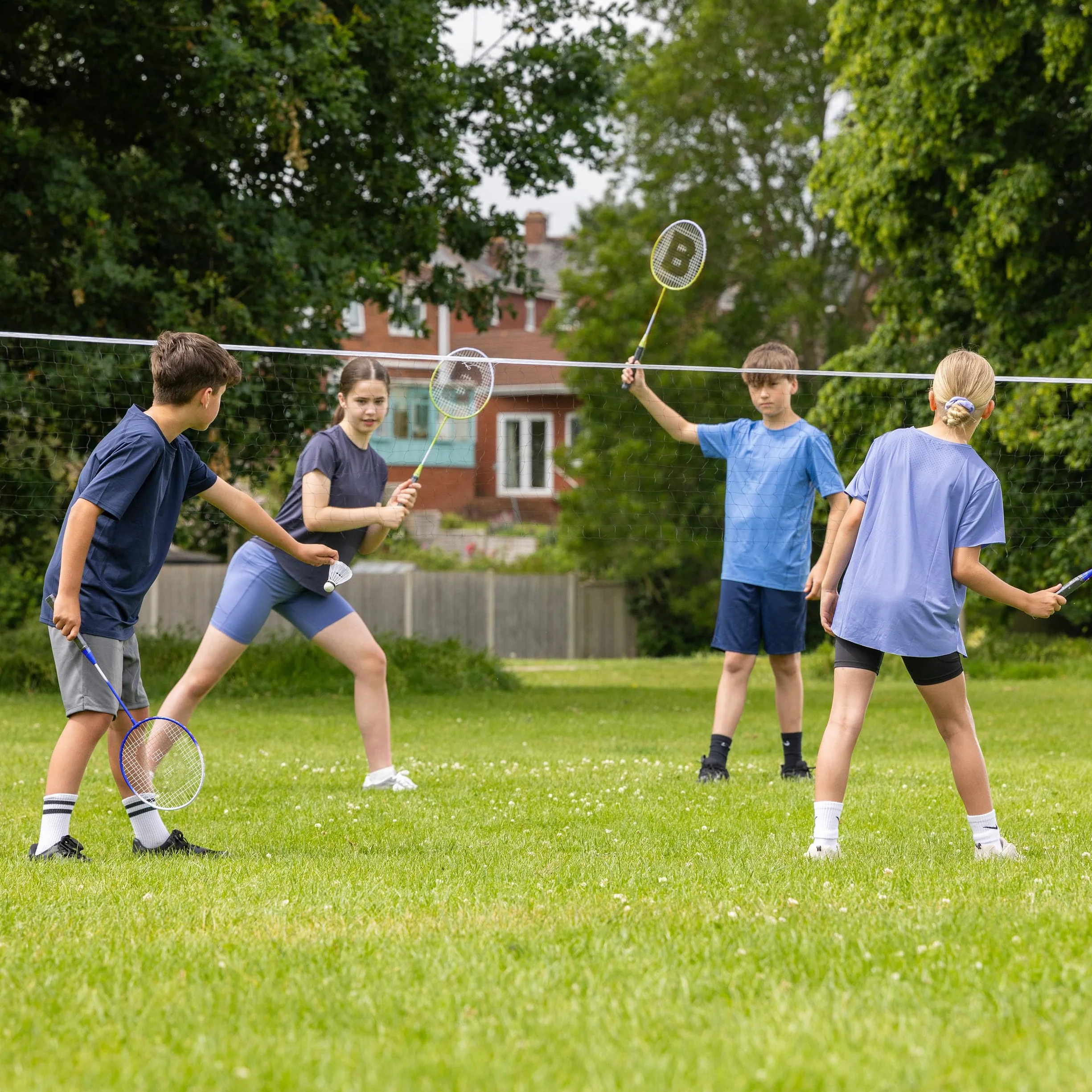 Baseline Juego de bádminton para 4 Jugadores, Incluye 4 Raquetas, 2 Volantes, Red y Postes, portátil con Bolsa de Transporte