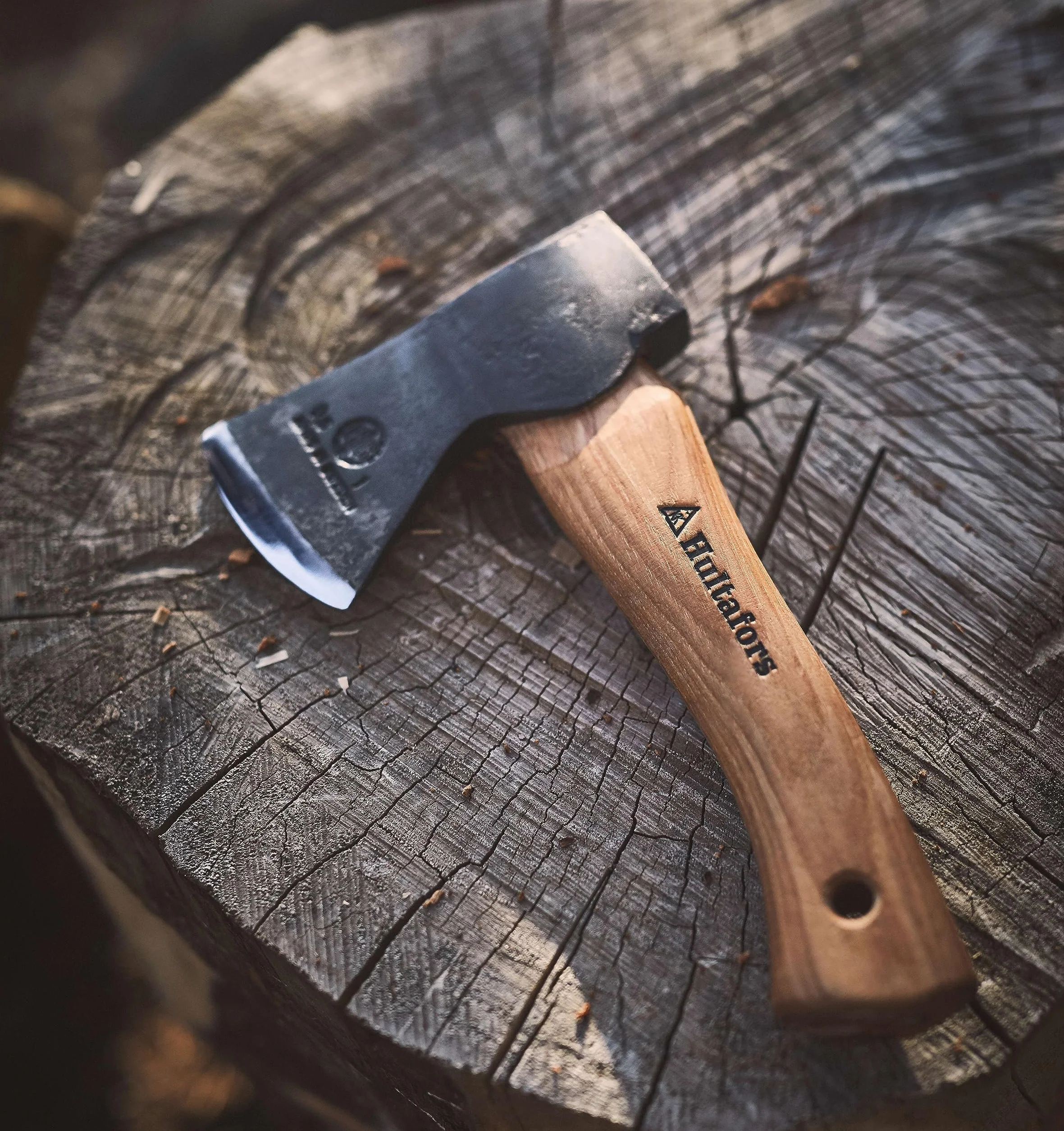 Destral Agelsjön forjada a Mano de 235mm Hecho de Acero Sueco I Hultafors I Hecho en Suecia I Hacha 775g Mango de Madera de Nogal Americano y Funda Protectora de Cuero I para reafilar I 841760