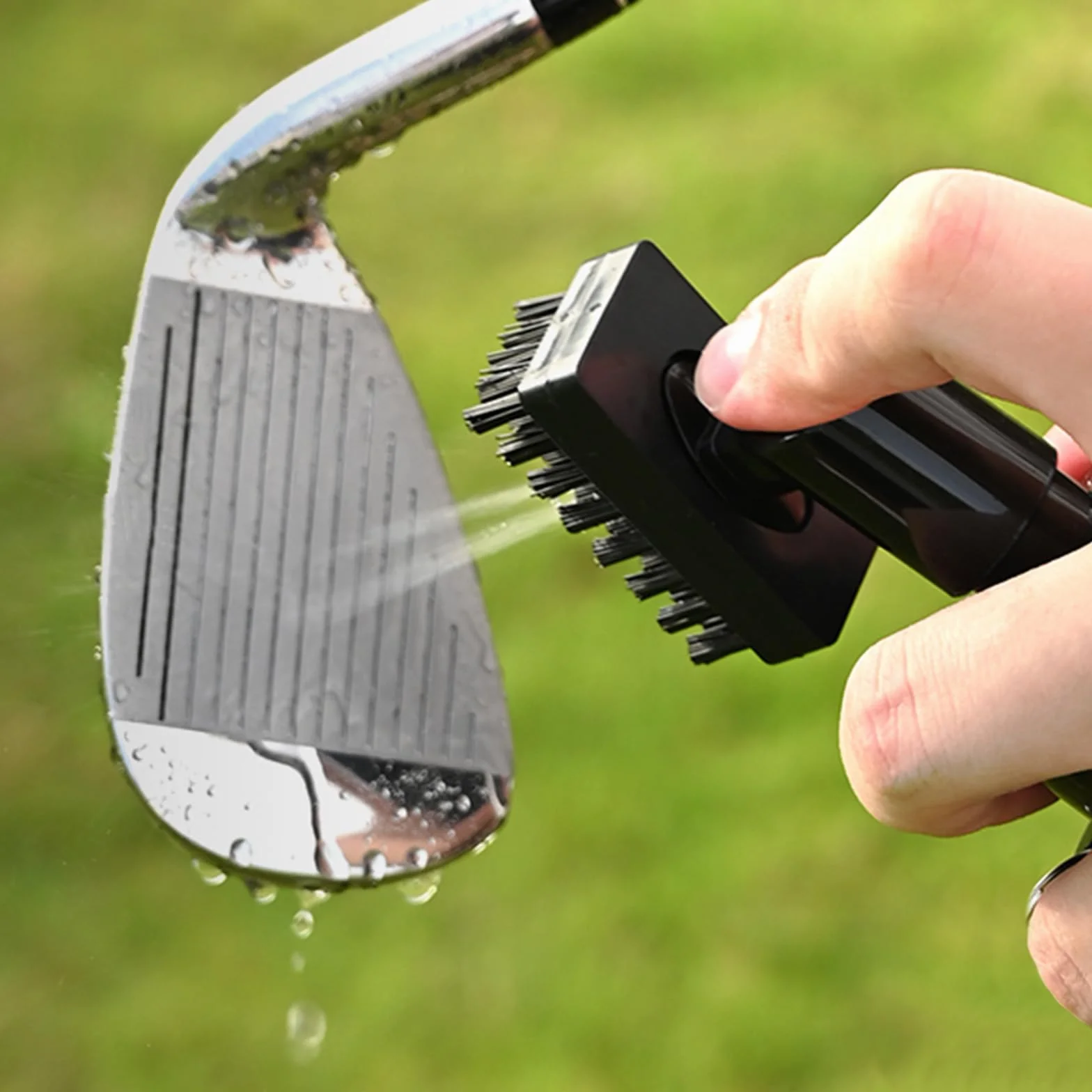 Cepillo limpiador de palos de golf con botella de spray, capacidad para 5 onzas de agua, herramientas de limpieza de golf portátiles y kits de limpieza de ranuras que son más ecológicos