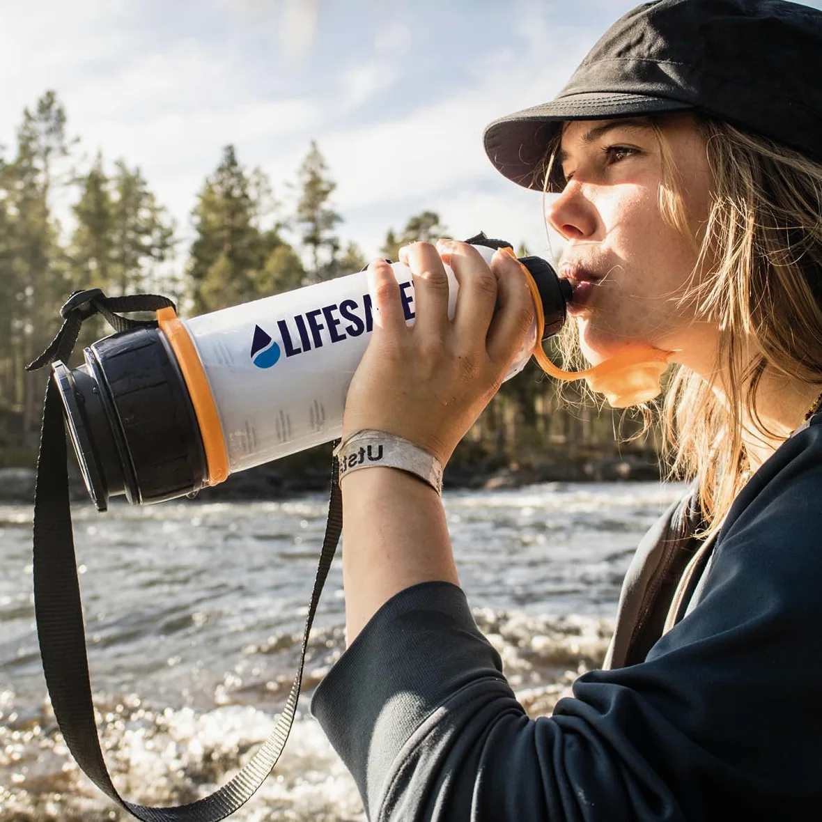 LifeSaver Botella Agua Portátil con Filtro Agua - Purifica Hasta 6000 Litros, 750ml de Capacidad, Elimina un 99,99% de Virus, Bacterias, para Senderismo y Camping, Cartuchos Reemplazables