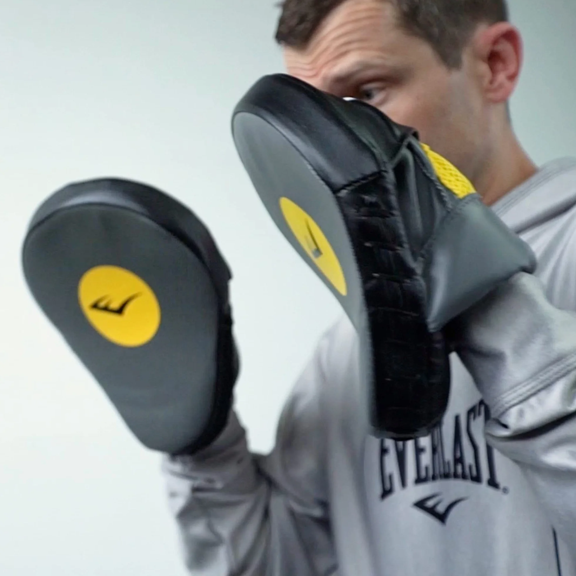 Everlast Manoplas de Boxeo, Guantes de MMA y Kick Boxing con Nudillos Ventilados y Acolchado de Espuma