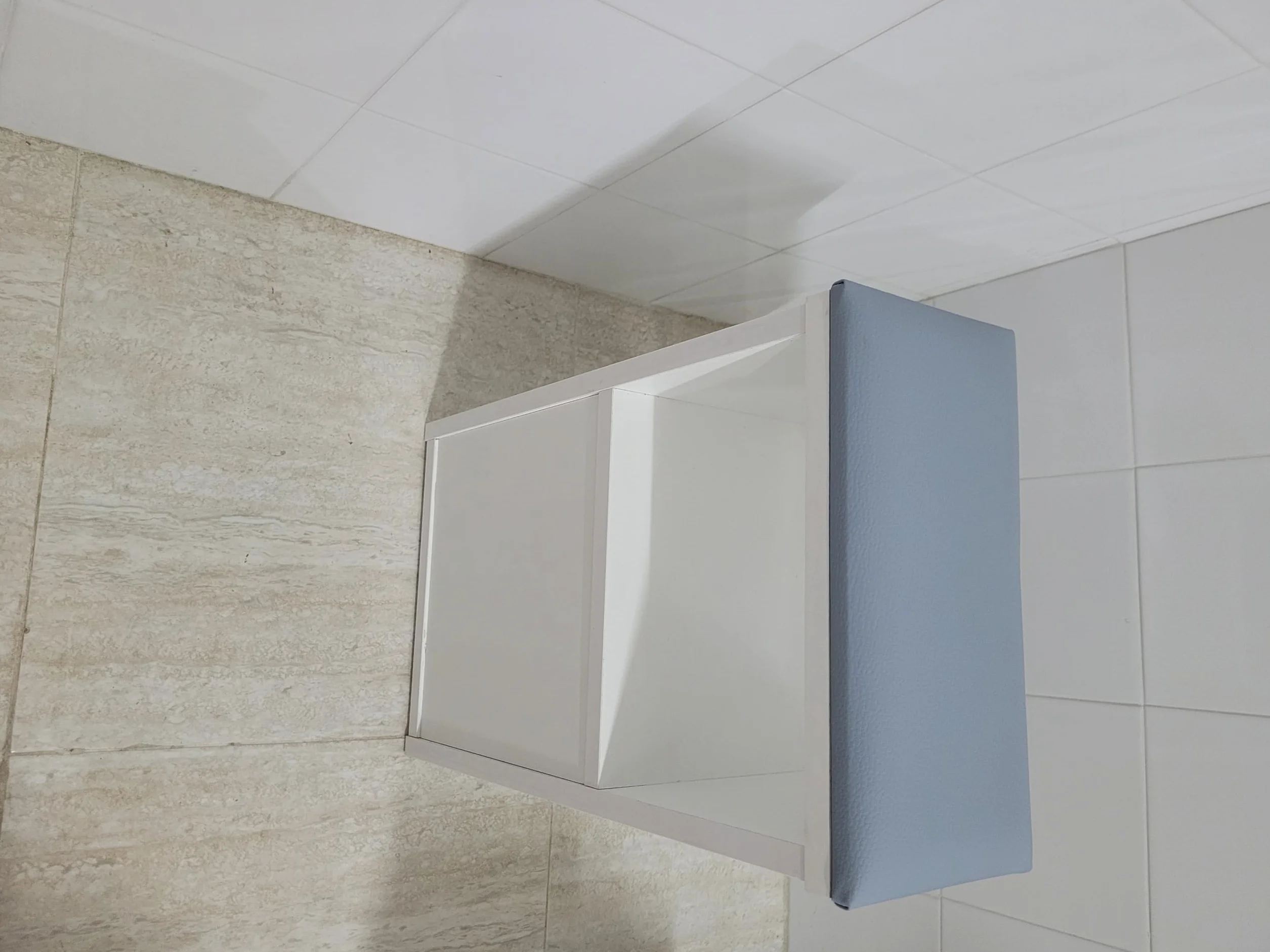 Reposapiés Pedicura Profesional Soporte Ergonómico Antideslizante Fabricado en España Gris