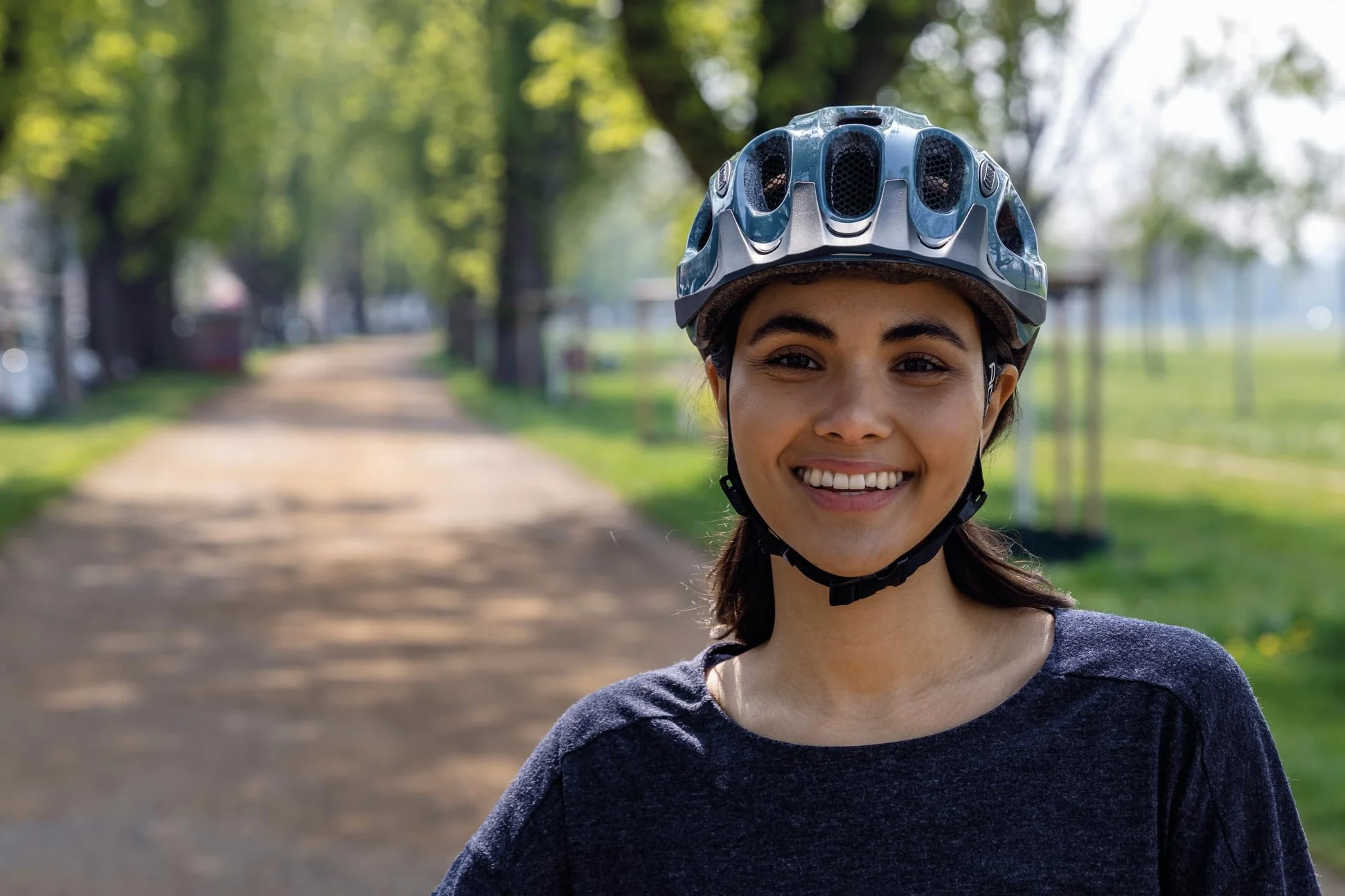ABUS Casco urbano Youn-I ACE - con luz trasera LED integrada - casco para bicicleta de uso diario - para hombres y mujeres - blanco brillante, S (48-54 cm) | Casco Unisex Adulto, Sistema Zoom Evo Adult, 17 Entradas de Ventilación, Carcasa EPS y PC