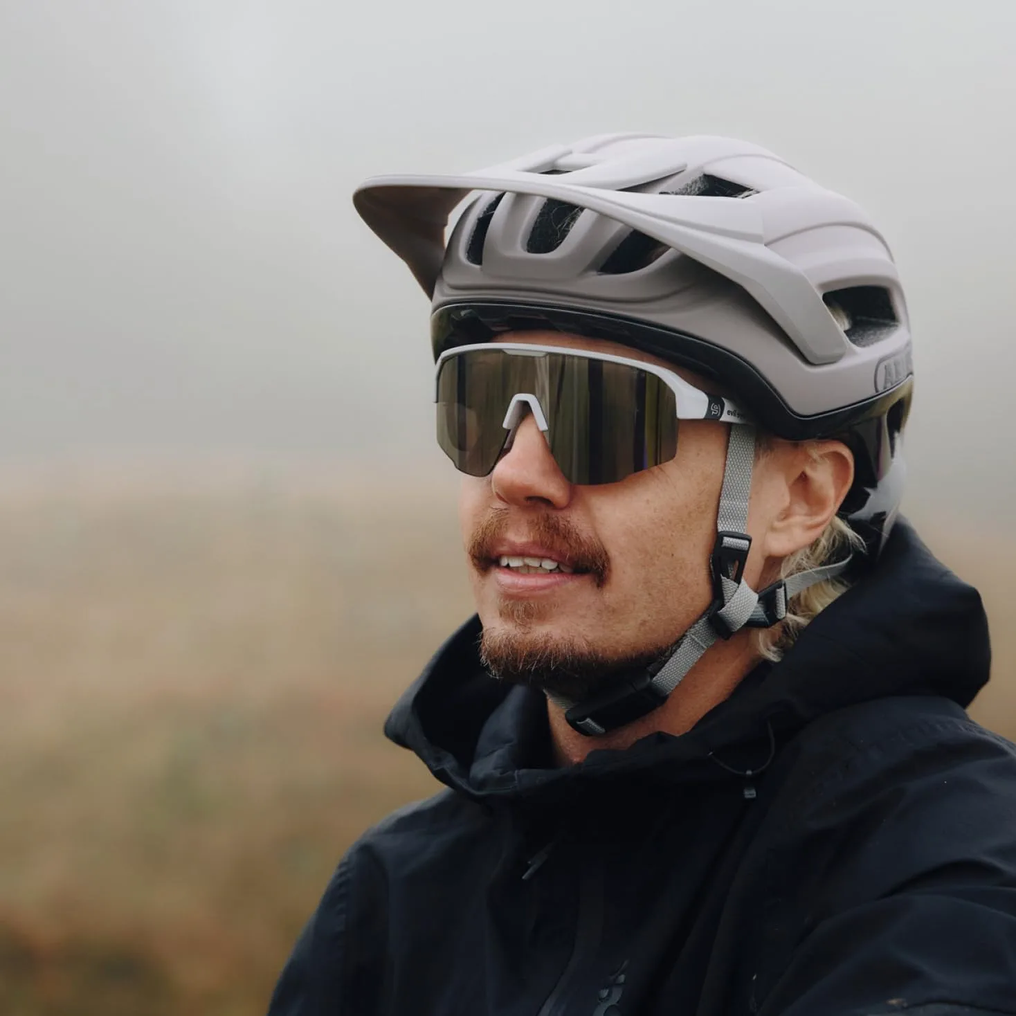 ABUS Cliffhanger Casco MTB, Dust Grey, Talla M | Casco MTB para singletrail y enduro, cierre magnético, visera ajustable, almohadillas lavables