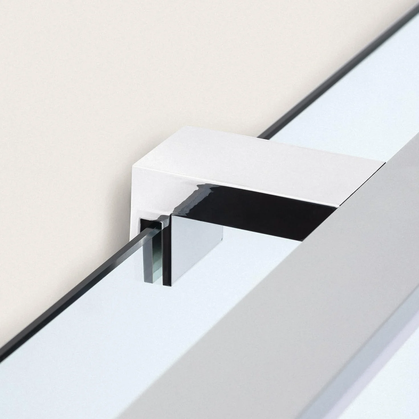 LEDKIA LIGHTING Aplique Espejo Baño 6W Plata Kendari 2700K Blanco Cálido
