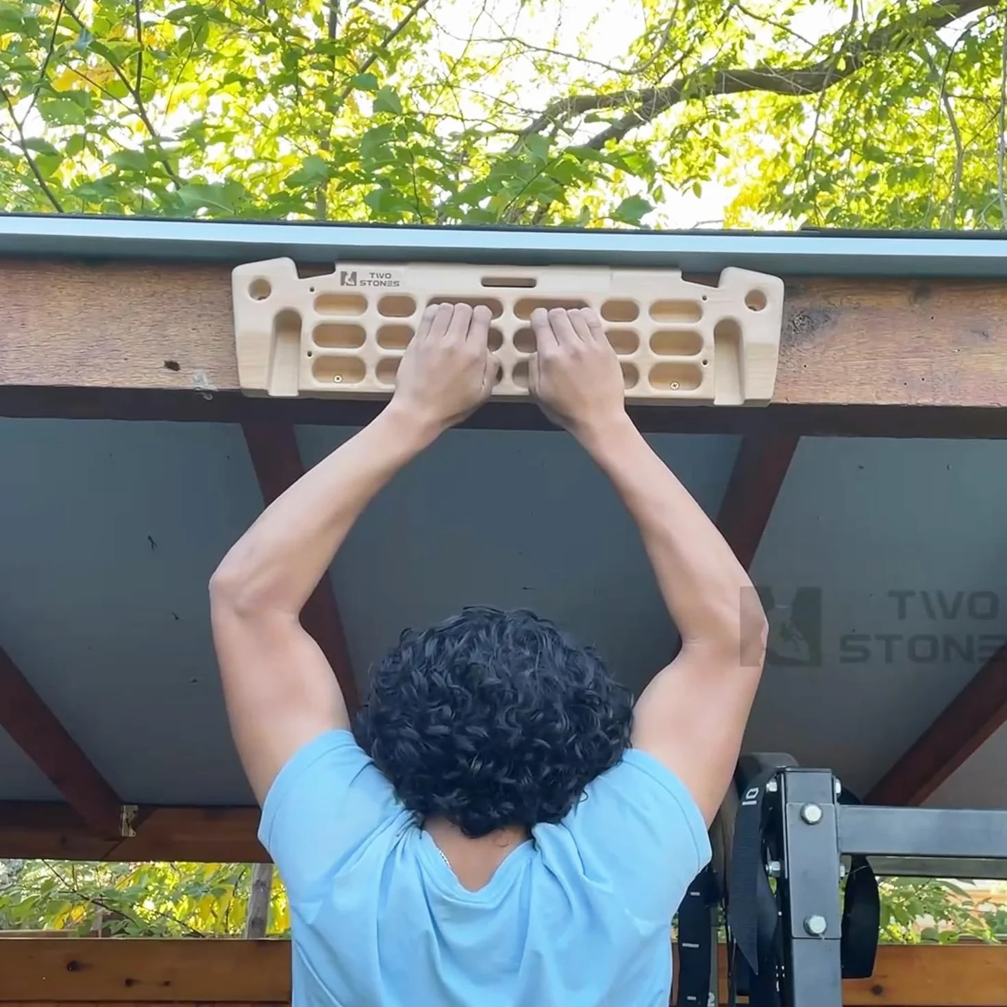TWO STONES Hangboard - Tabla Colgante de Escalada con Soporte para teléfono, Soporte para Correa, Jarra, pellizcos, Bolsillos, Bordes y Pendientes; Tabla Colgante de Madera para Escalada