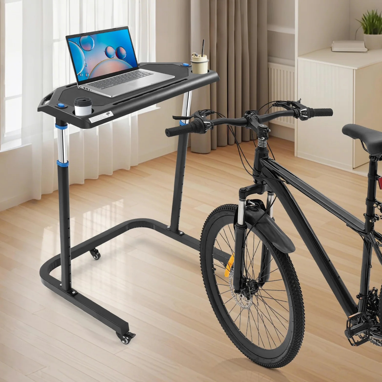Mesa de entrenamiento para bicicleta con ruedas de 8 velocidades de ajuste de altura, mesa multifunción de pie para bicicleta estática, escritorio de pie con ranuras dobles y dos soportes para tazas
