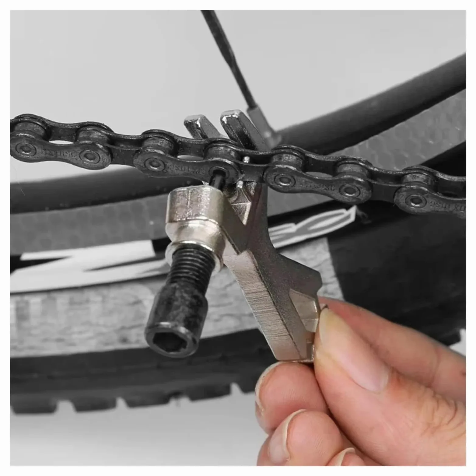 Genérico Mini cortador de cadena de bicicleta de acero y llave for radios | Totalmente de acero, doble función, for mantenimiento de bicicletas de montaña y de carretera.