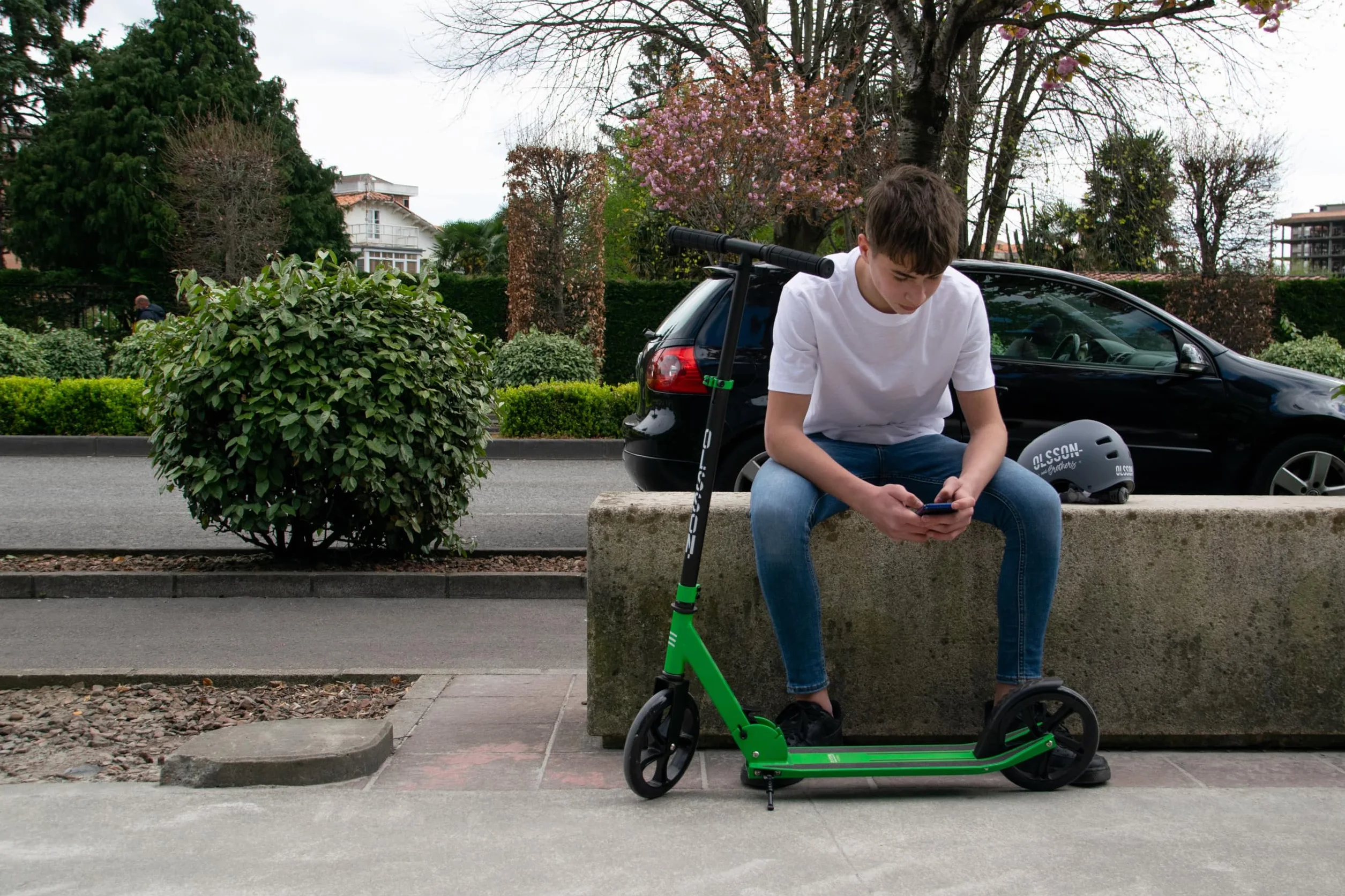 OLSSON Patinete niño - Patinete Urbano, hasta 100 kg, Scooter para niños, Grandes Ruedas 200 mm, Manillar Ajustable en Altura, Plegable, Niños y Adolescentes