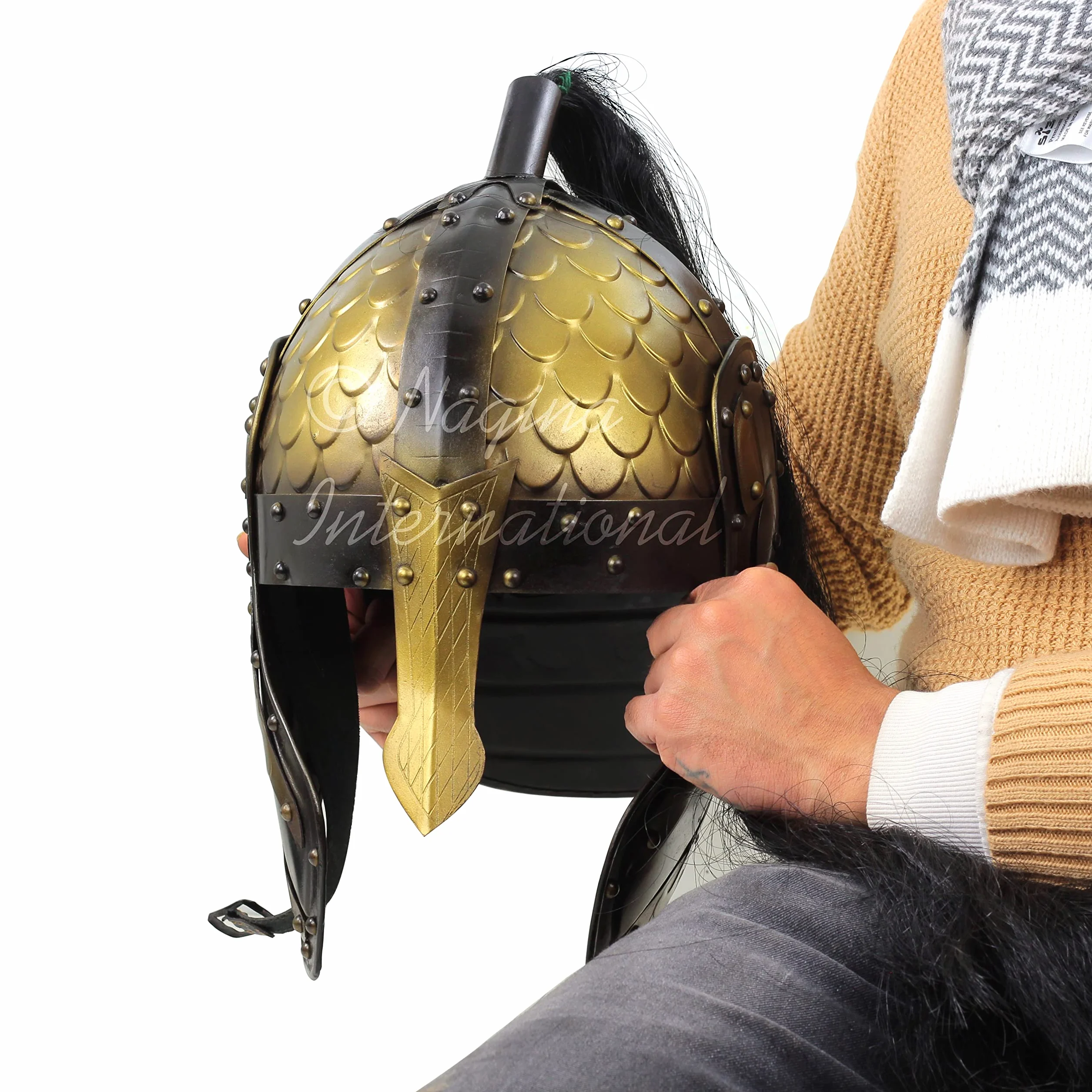 Casco nasal medieval | Superficie en relieve con aletas con acabado negro antiguo y bronce y correas de barbilla. Pelo negro y base de soporte de madera