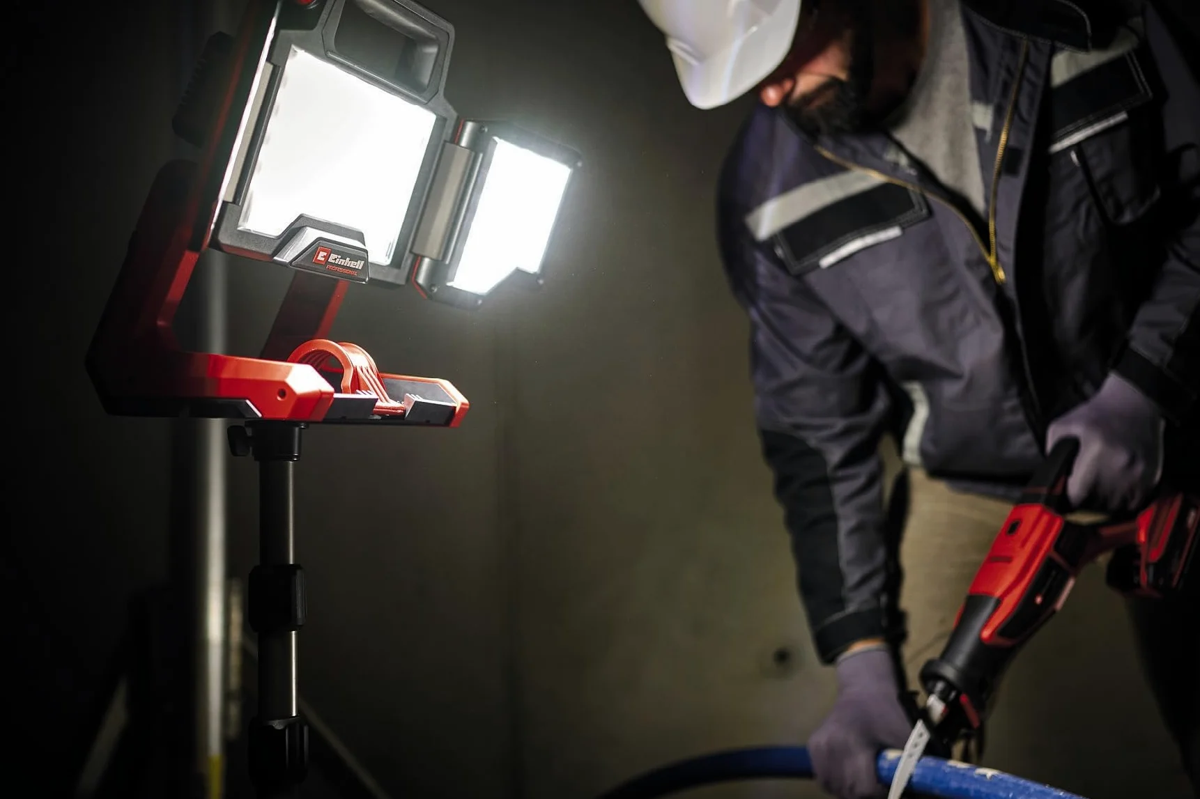 Einhell Professional Lámpara con batería TP-CL 18/3000 Li Set-Solo | PXC | 18 V | 3000 lm regulable | 5700 K | cabezal iluminación pivotante | paneles luminosos plegables | trípode | sin batería