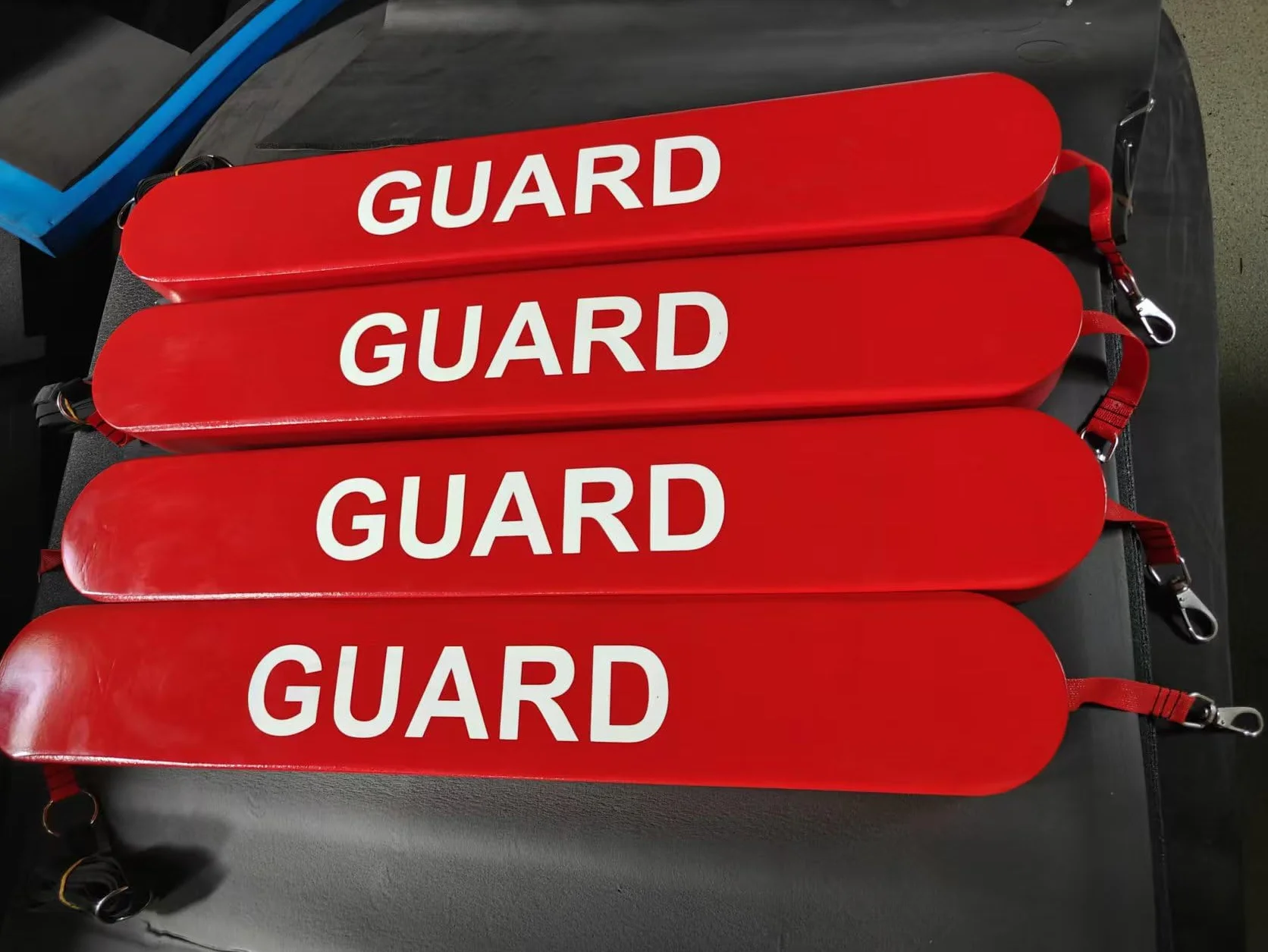 Tubo de rescate profesional de salvavidas, rojo con texto de protección blanco, flotador de seguridad de agua resistente para piscinas y rescate en la playa