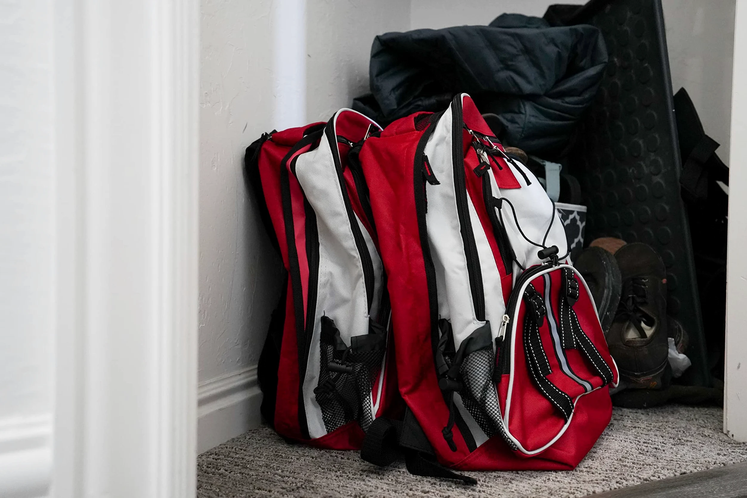 Blue Seventy-Two - Pro Series - Kit de Supervivencia de Mochila de Emergencia roja de Lujo de 72 Horas para 1 Persona | Kit de Supervivencia para emergencias (Incluye tabletas de Agua)