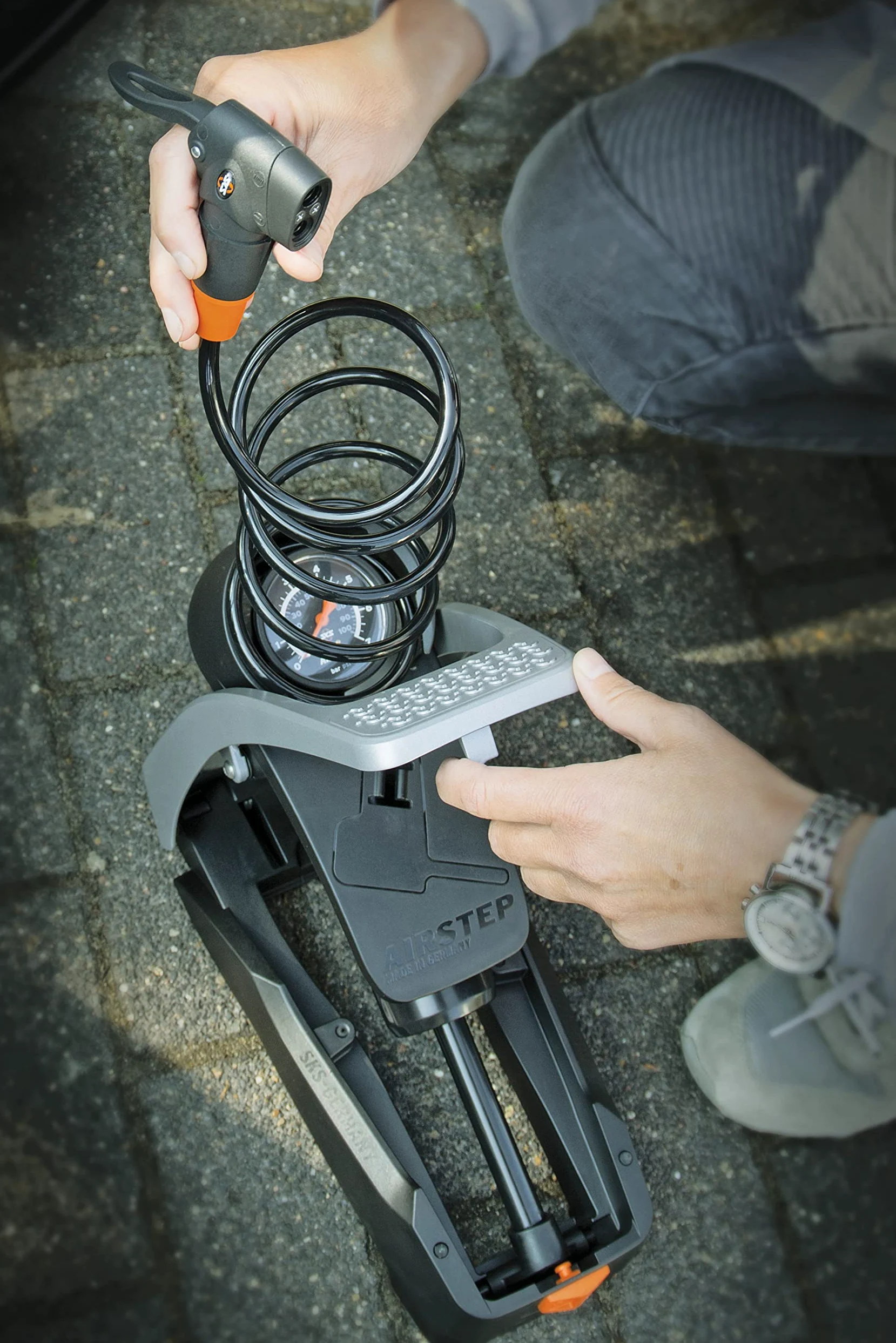 SKS Germany Airstep/Airstep Digi Fußpumpe mit integriertem Spiralschlauch (Luftpumpe für Alle Ventilarten, rückenschonendes Pumpen, MAX. Druck: 7 Bar / 102 PSI)