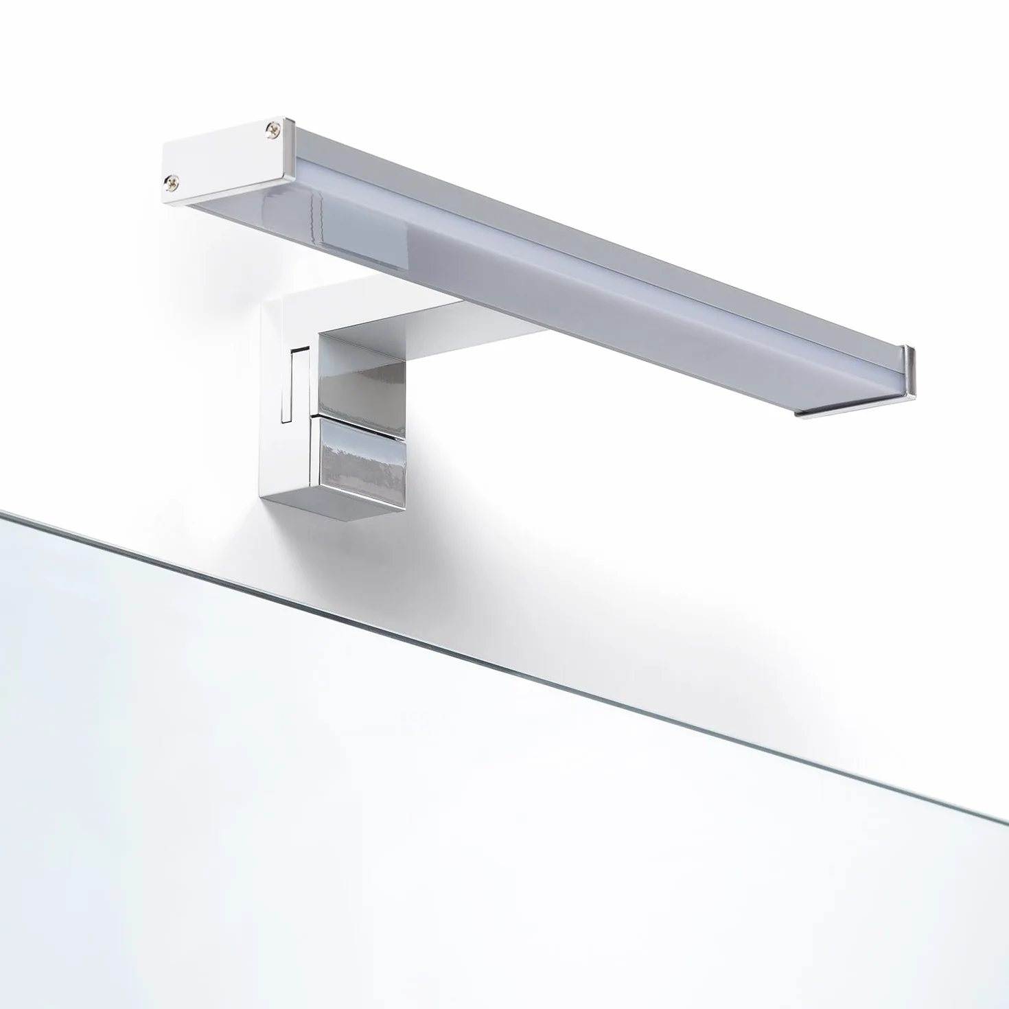 LEDKIA LIGHTING Aplique Espejo Baño 6W Plata Kendari 2700K Blanco Cálido