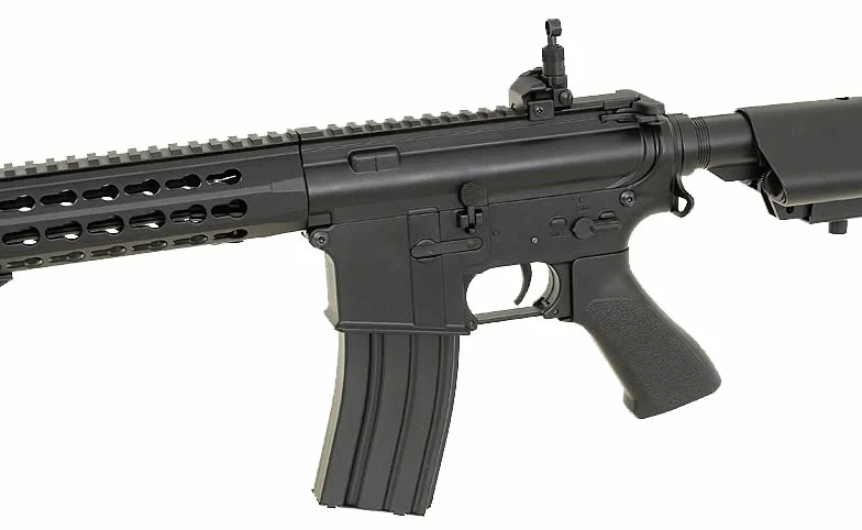 Fusil réplica M4 Airsoft Negra Modelo CM.515 de la Marca Cyma. Potencia 1 Julio. Incluye batería y Cargador de batería