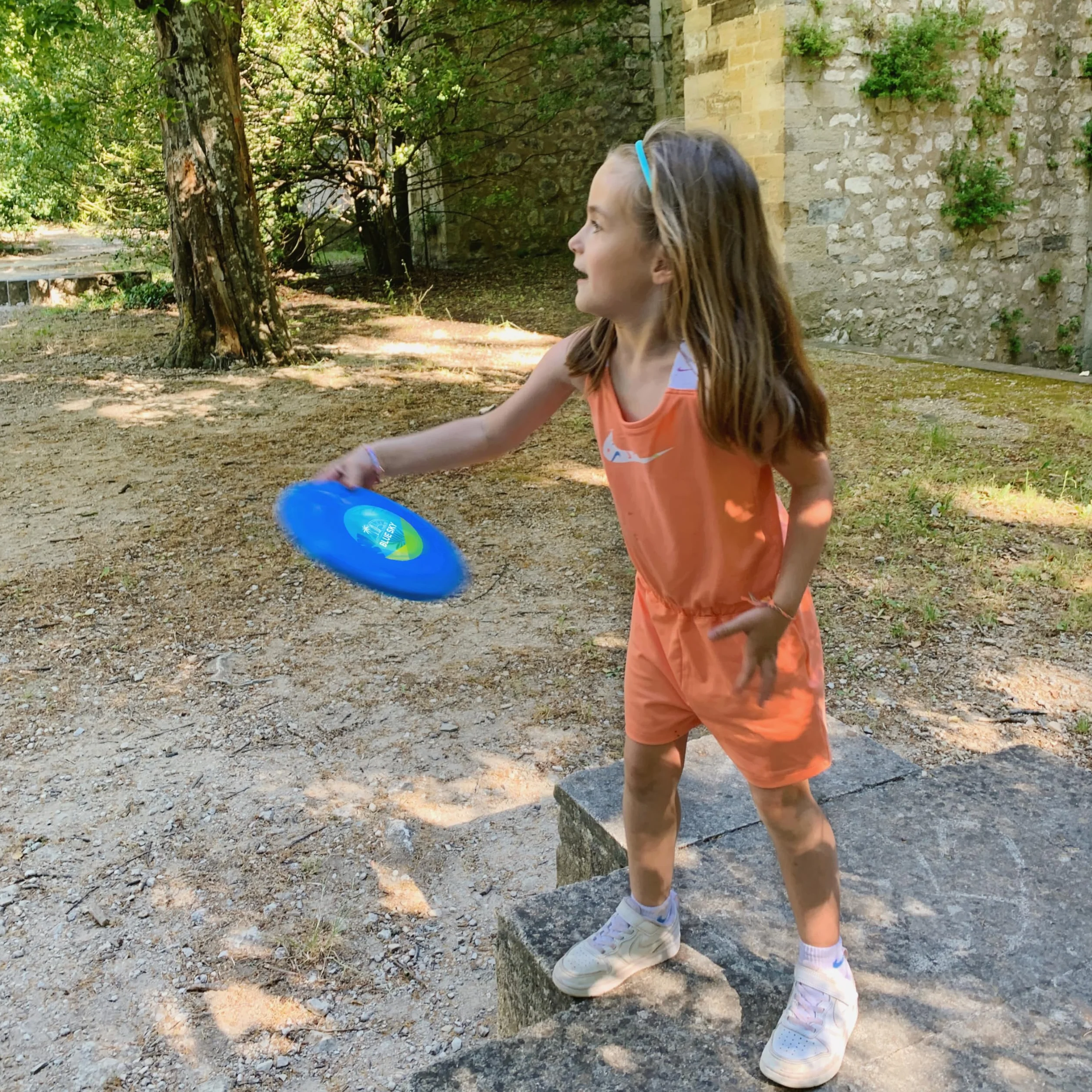 BLUE SKY - Paquete de 12 Discos Voladores / Frisbee - Juego al Aire Libre - 047903PA - Color Aleatorio - Plástico - Juguete para Niños y Adultos - Juego al Aire Libre - Frisbee - A partir de 3 años