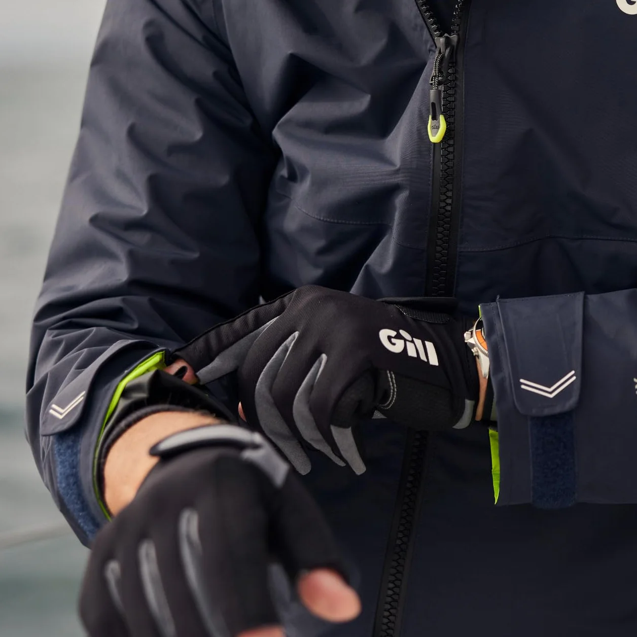 Gill Guantes de Vela para Marineros de Cubierta - Dedo Largo con índice y Pulgar Expuestos - Protección Solar UV 50+ y Repelente al Agua para Unisex Adultos Negro XL
