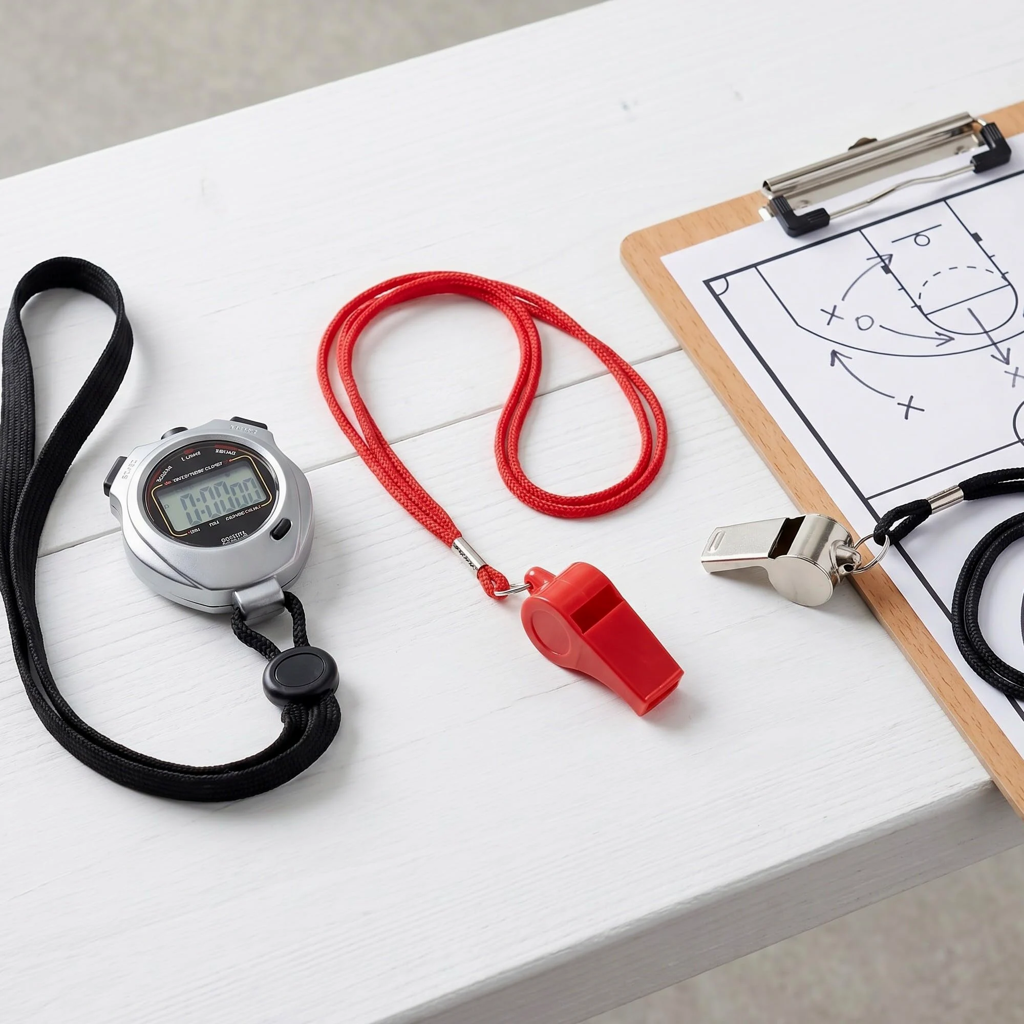 COHEALI 50 Unidades Silbato de Salvamento Profesional con Cordón Rojo, Diseño Seguro de Sujeción, Material Plástico y Poliéster, Multifuncional para Deportes al Aire Libre y Seguridad