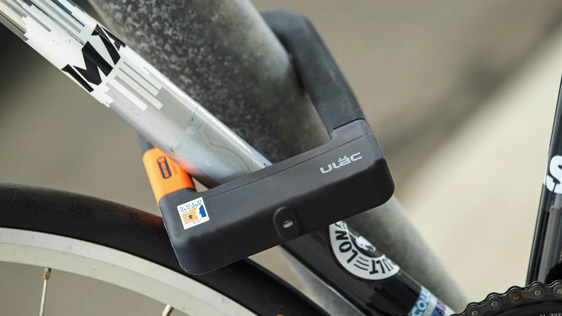 ULAC – Candado Bicicleta en U Soloist | Diseño Innovador y Máxima Seguridad | Cerradura Antirrobo con 2 Llaves Abloy | Grillete de Acero Templado 12 mm Anti Robos | Bici Eléctrica, Moto, Patinete