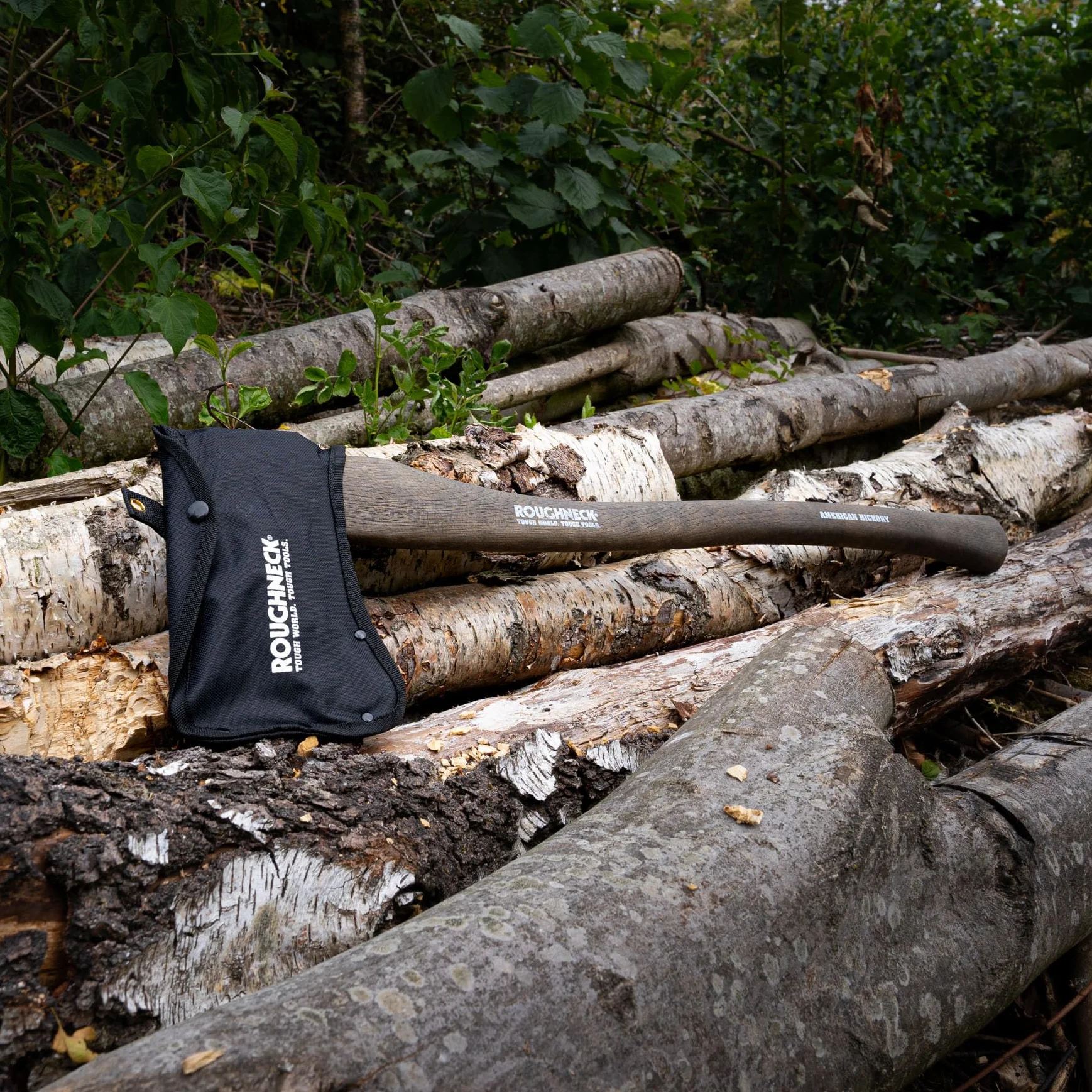 Roughneck ROU65673 Axt mit traditionellem Hickory-Stiel, gesenkgeschmiedet, wärmebehandelter Stahl mit schützender Segeltuchscheide – 1,25 kg (2¾lbs)