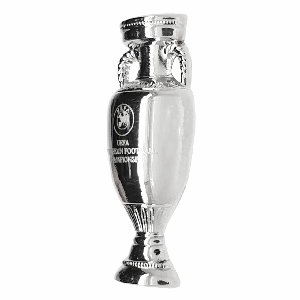 AMBALLCOM | Réplica en miniatura de la Copa Uefa EURO 2024 | Pin's anfitrión - Varias ciudades | 23x31mm | Tarjeta en papel | Regalo para los fanáticos del fútbol