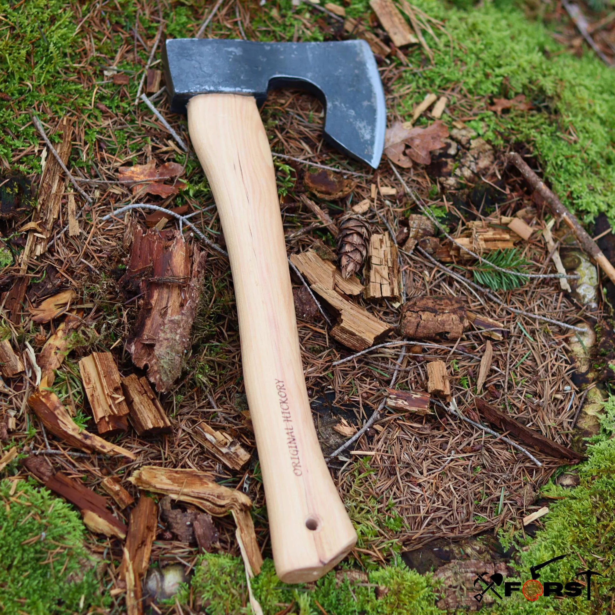 Xforst Hacha vikinga, hacha de supervivencia de acero al carbono forjado, hacha de mano con mango de madera de nogal y protector de corte de piel auténtica, 38 cm de longitud, 0,75 kg de peso, modelo