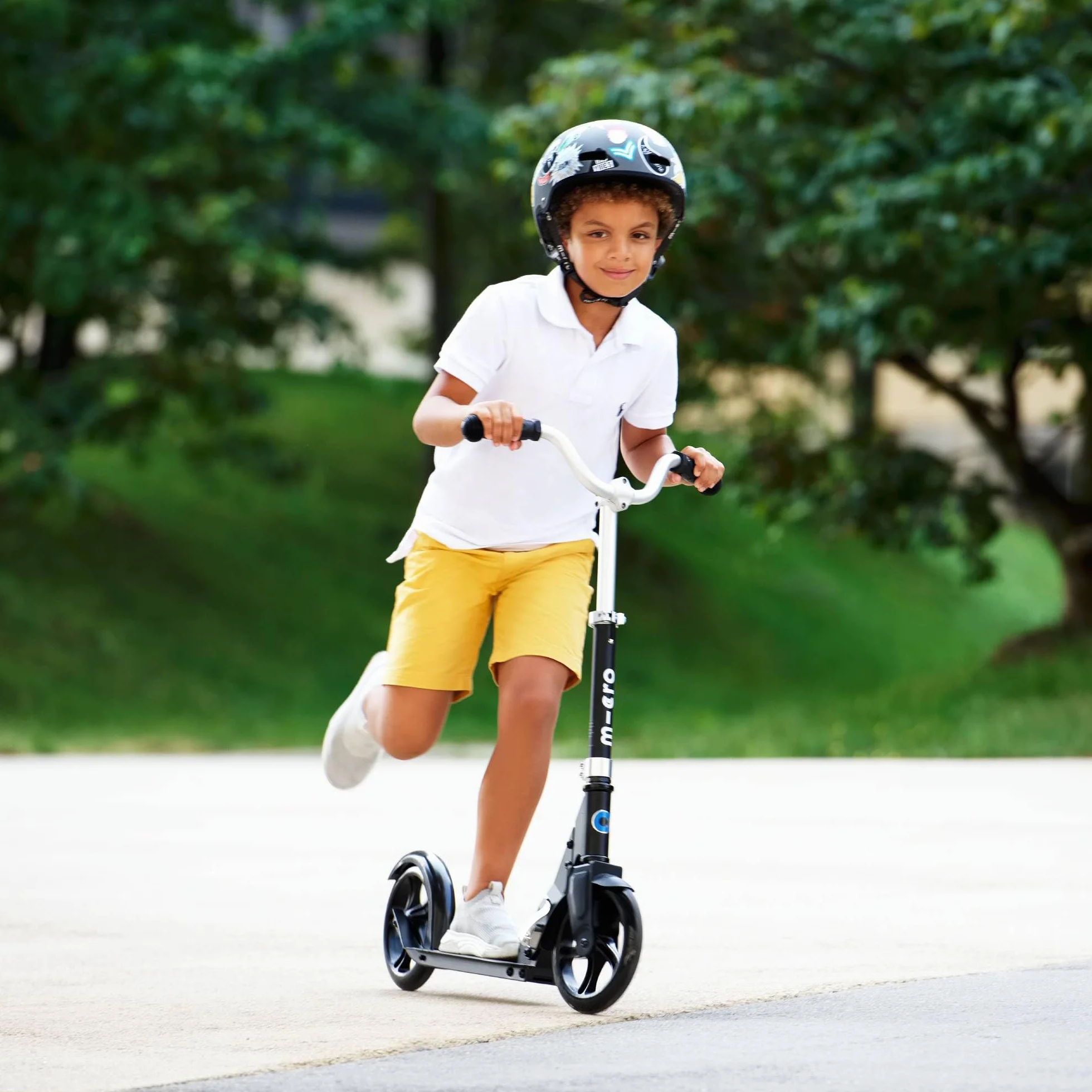 Casco Infantil Micro® con Luz Trasera y Cierre Magnético 250g