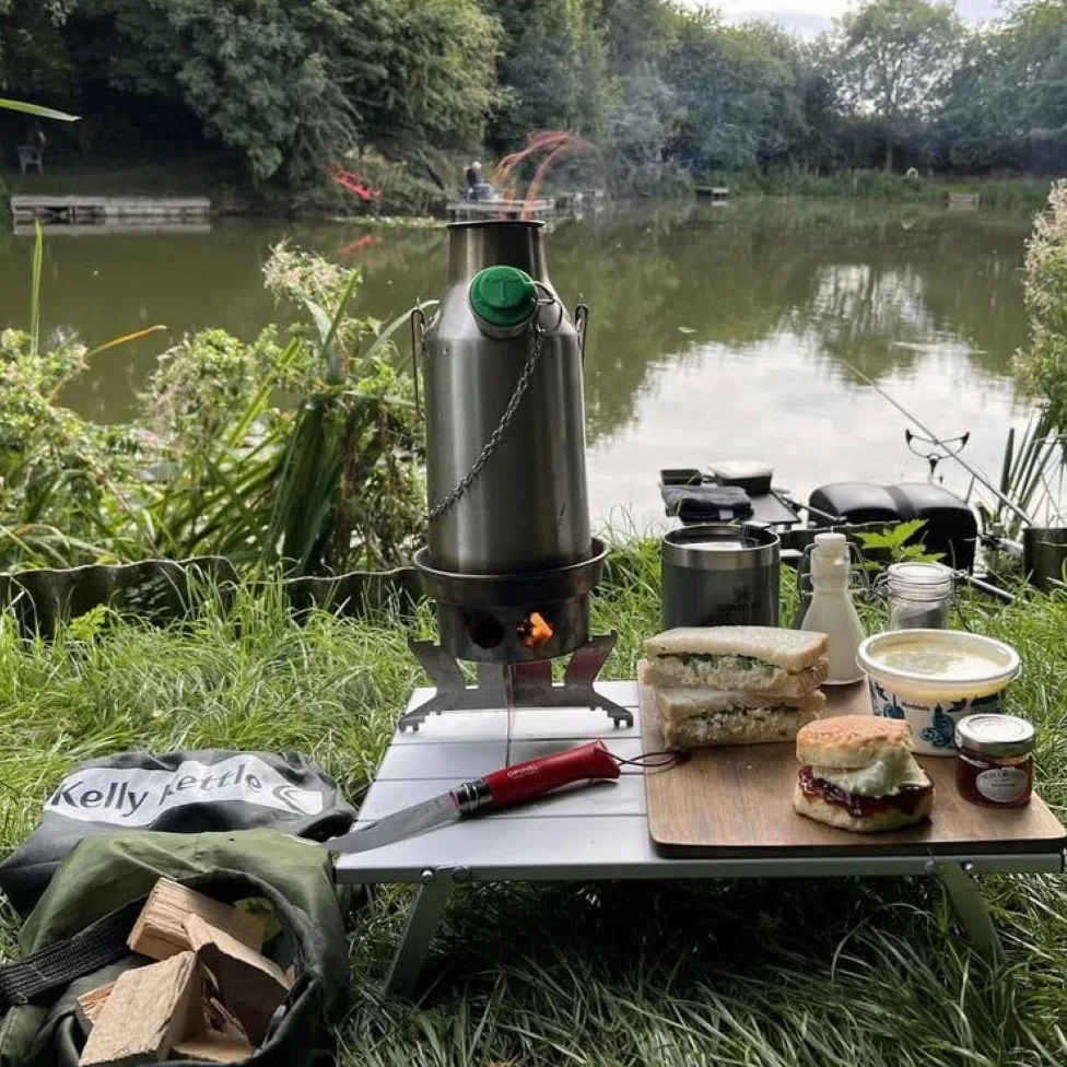 Kelly Kettle Trekker Kettle & Kit – Hervidor de agua pequeño de acero inoxidable de 20 onzas, caldera de camping ligera con silbato, estufa Kelly para pesca, caza, senderismo, equipo de supervivencia