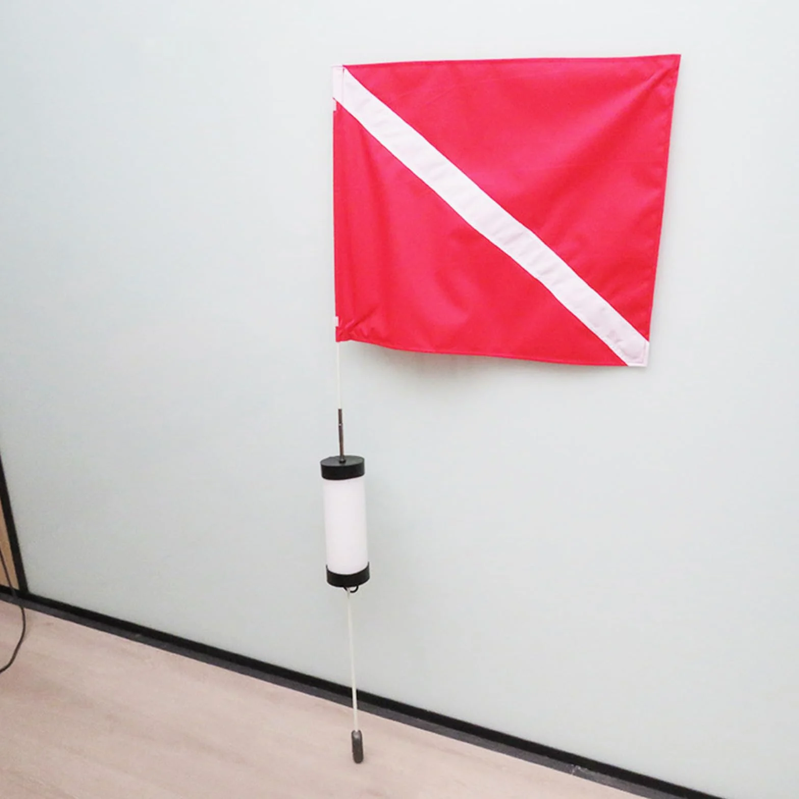 Bandera de esnórquel con palo flotante y pesas estabilizadoras, A | Bandera de señales subacuáticas con sistemas de flotación y contrapesos integrados para actividad marina y anclaje seguro