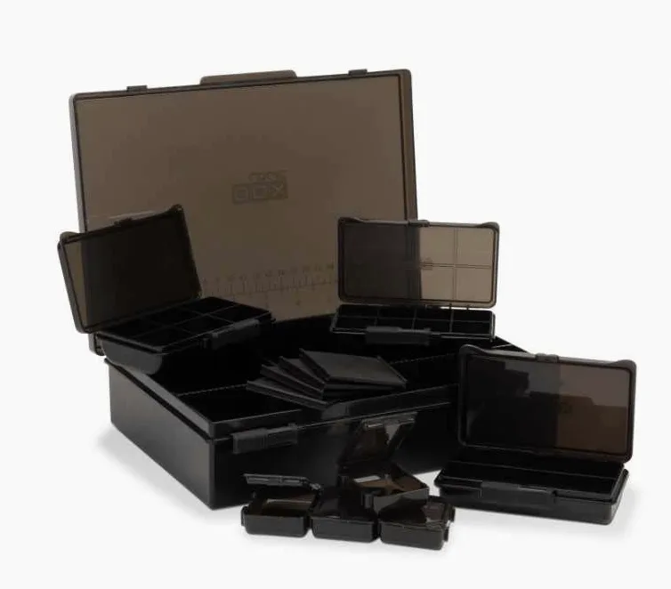 OUTDOORDINO Nash Box Logic Loaded Tackle Box - Caja de aparejos para pesca de carpas - Caja de pesca resistente - Sistema modular para almacenamiento de tachuelas (mediano)