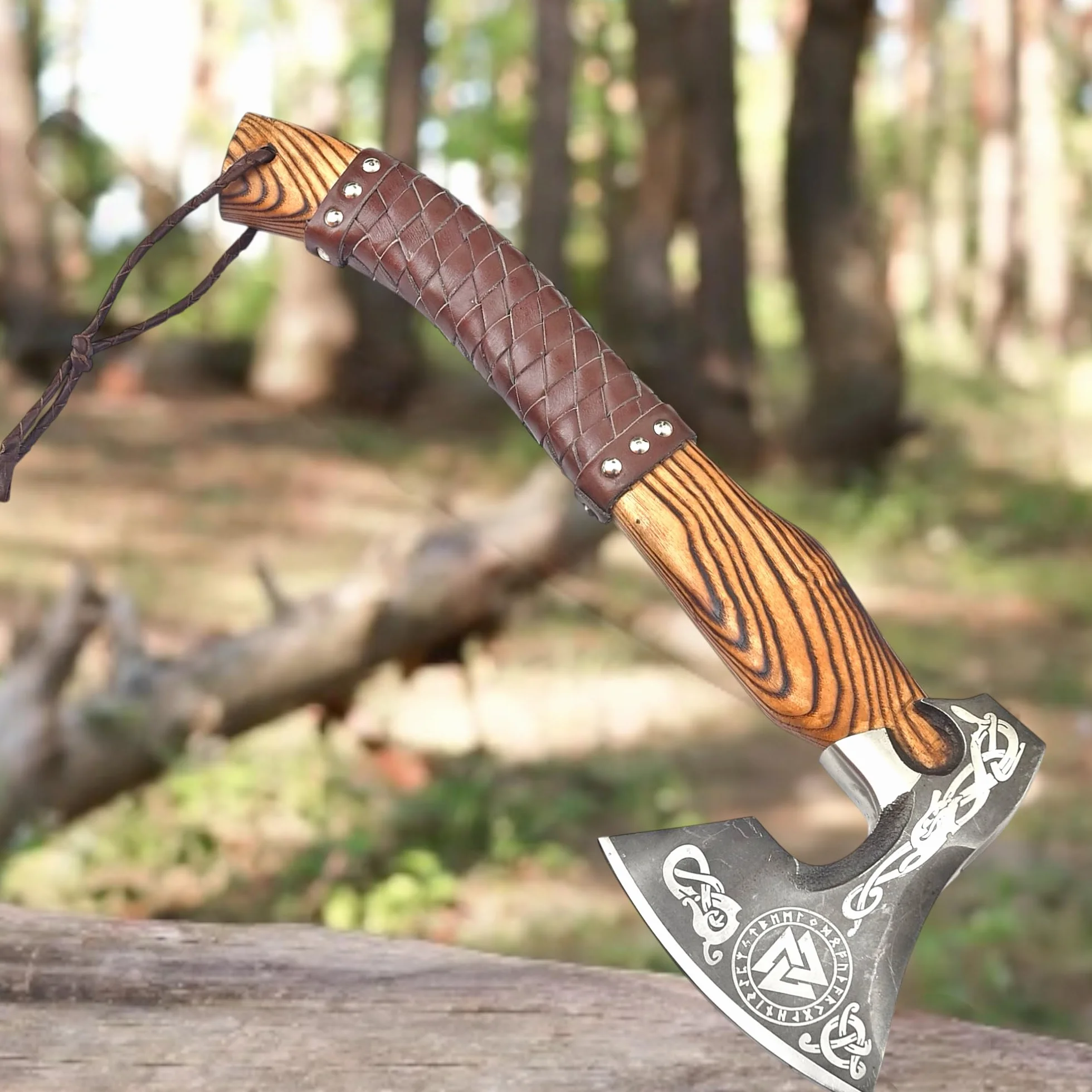 Hacha vikinga hecha a mano 2 en 1 con cuchillo cabeza de gallo, mango 48 cm madera arce, hoja acero carbono 1095, funda cuero